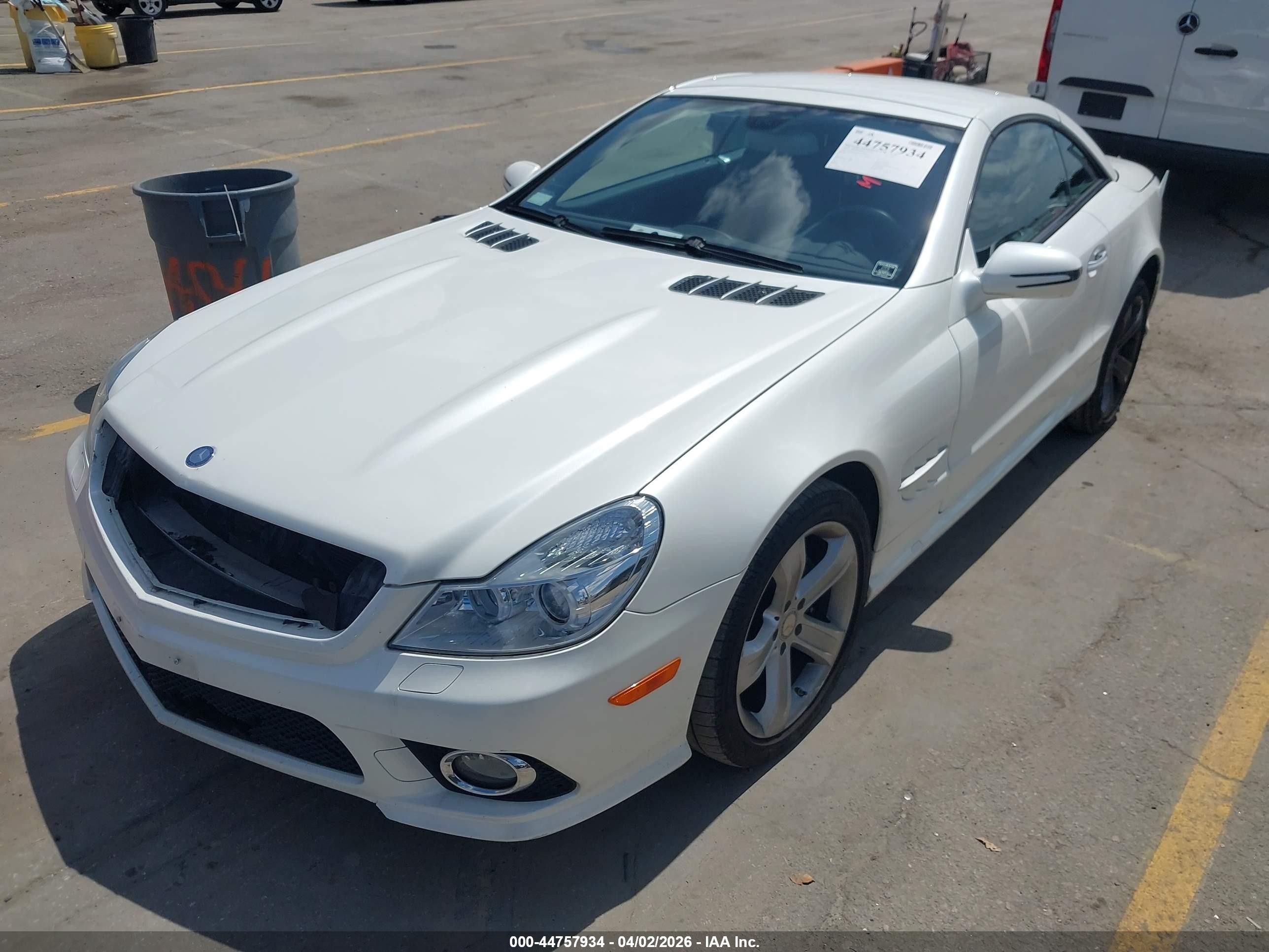 2009 Mercedes-benz Sl 550   White vin: WDBSK71F09F149600