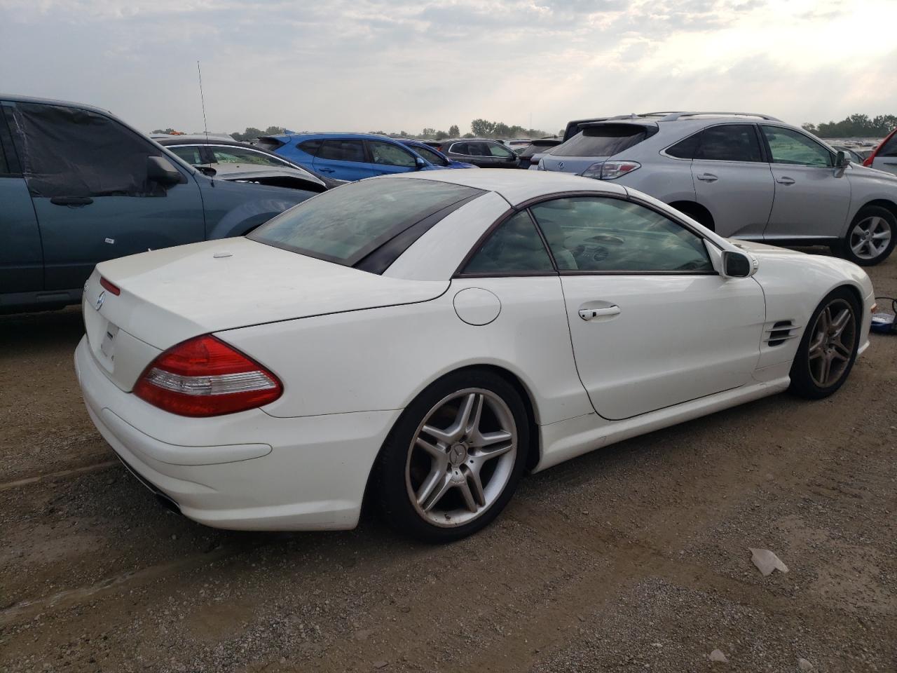 2007 Mercedes-benz Sl 550 White vin: WDBSK71F17F135878