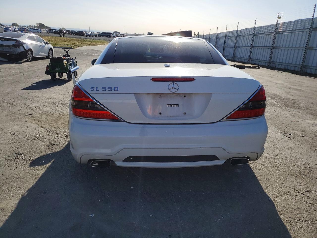 2009 Mercedes-benz Sl 550 White vin: WDBSK71F19F143160