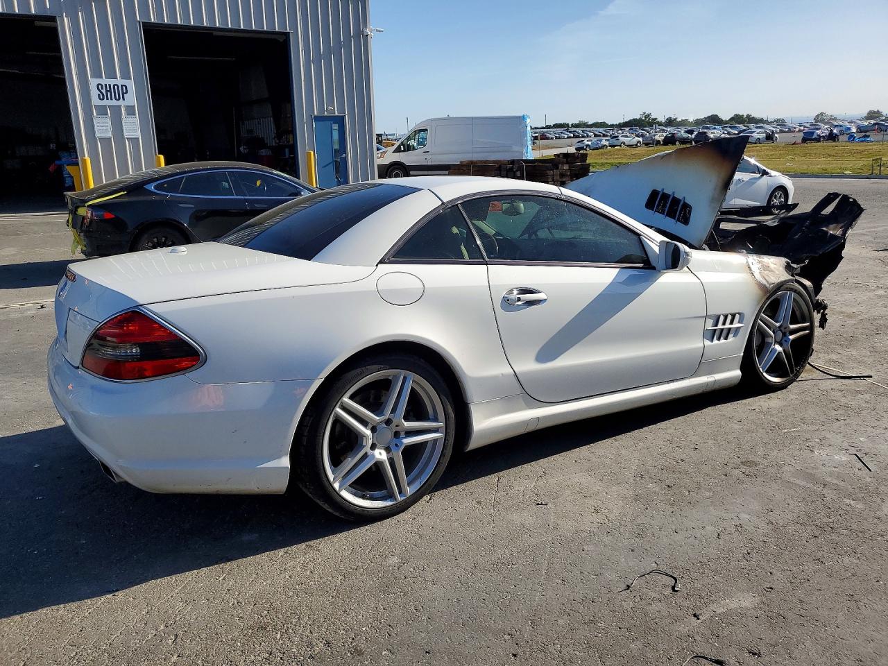 2009 Mercedes-benz Sl 550 White vin: WDBSK71F19F143160