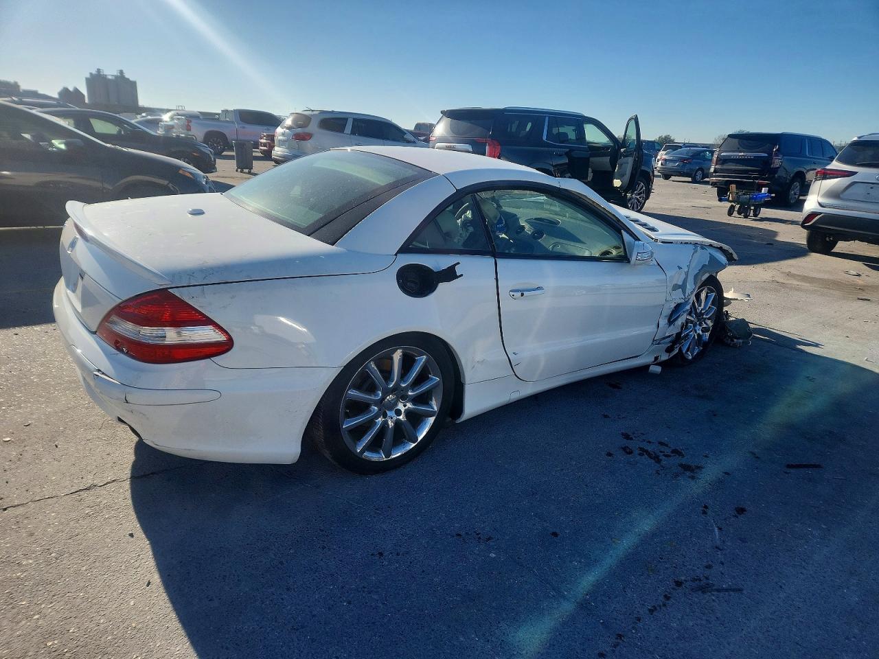 2007 Mercedes-benz Sl 550 White vin: WDBSK71F37F123215