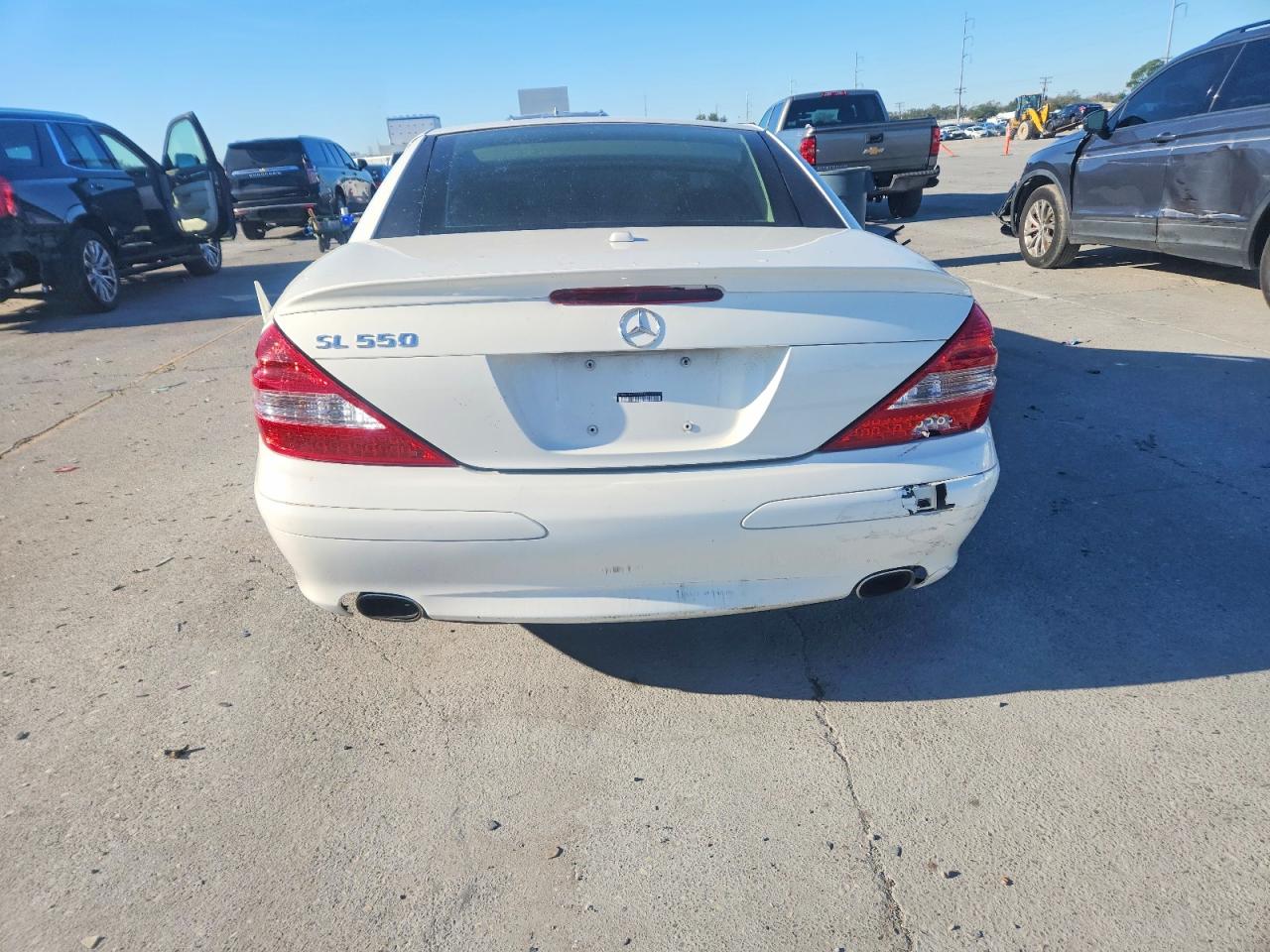 2007 Mercedes-benz Sl 550 White vin: WDBSK71F37F123215