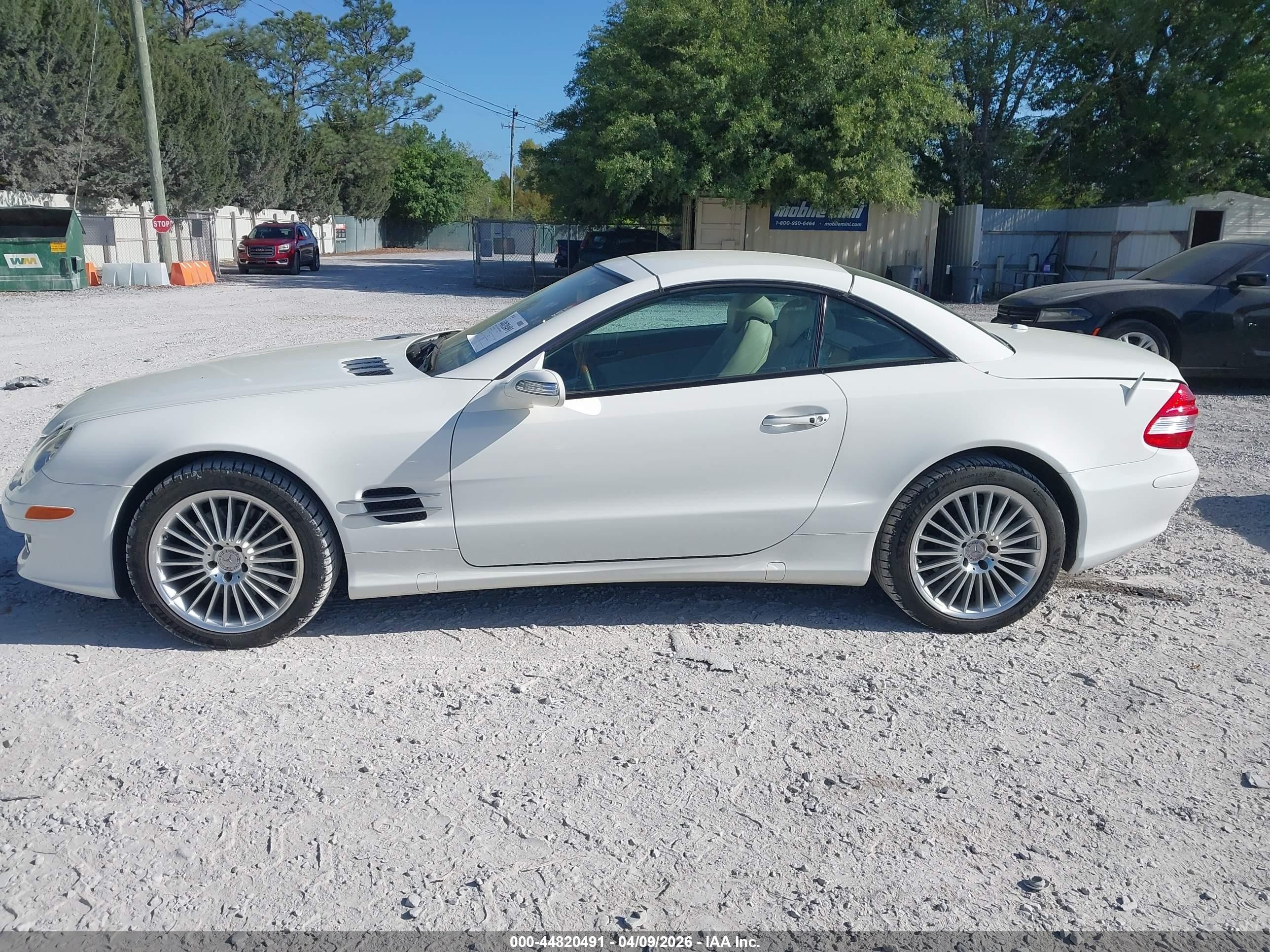 2007 Mercedes-benz Sl 550   White vin: WDBSK71F37F128706