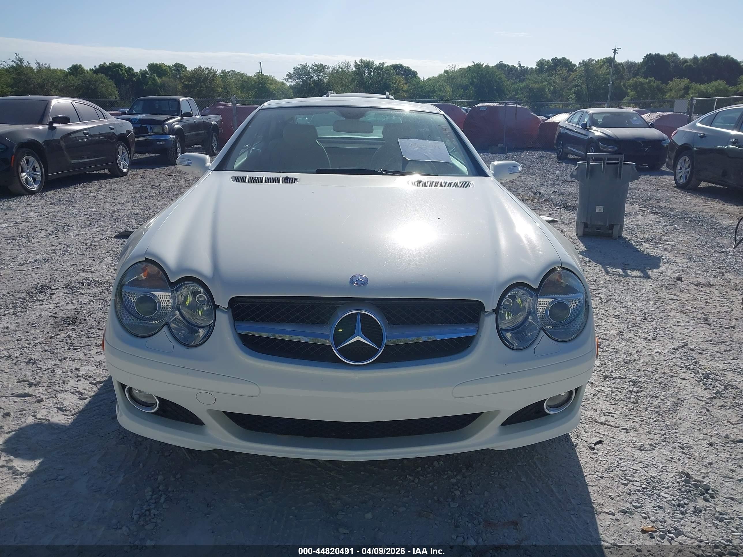 2007 Mercedes-benz Sl 550   White vin: WDBSK71F37F128706