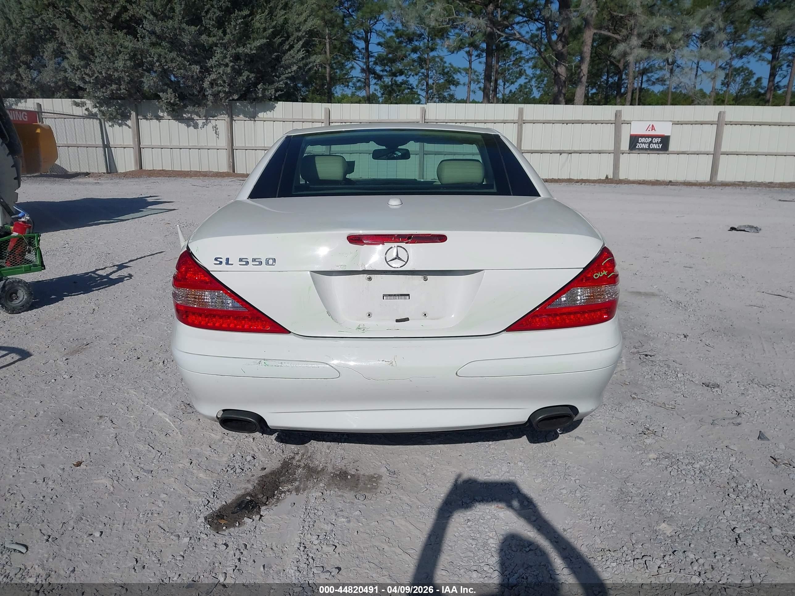 2007 Mercedes-benz Sl 550   White vin: WDBSK71F37F128706