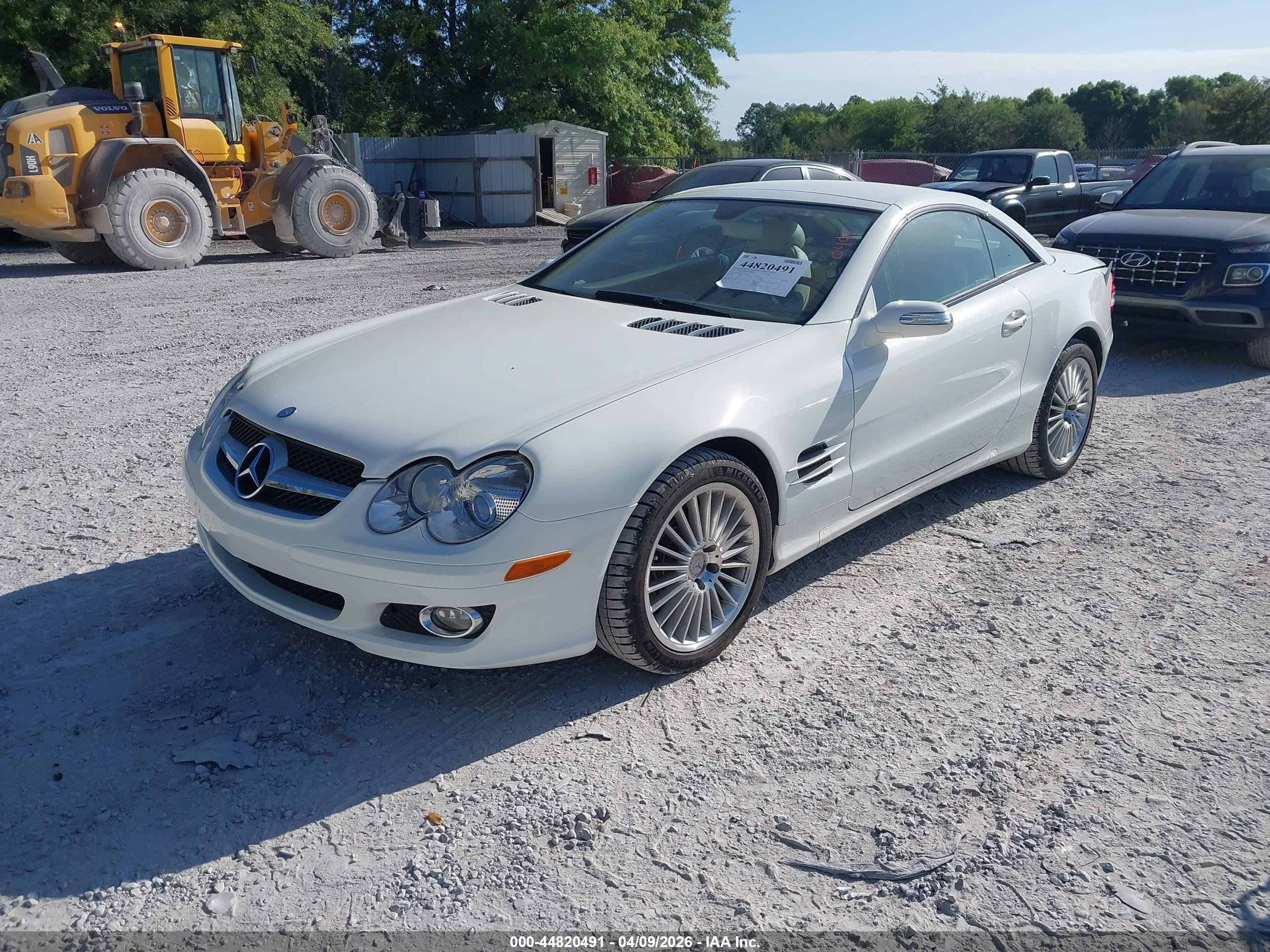 2007 Mercedes-benz Sl 550   White vin: WDBSK71F37F128706