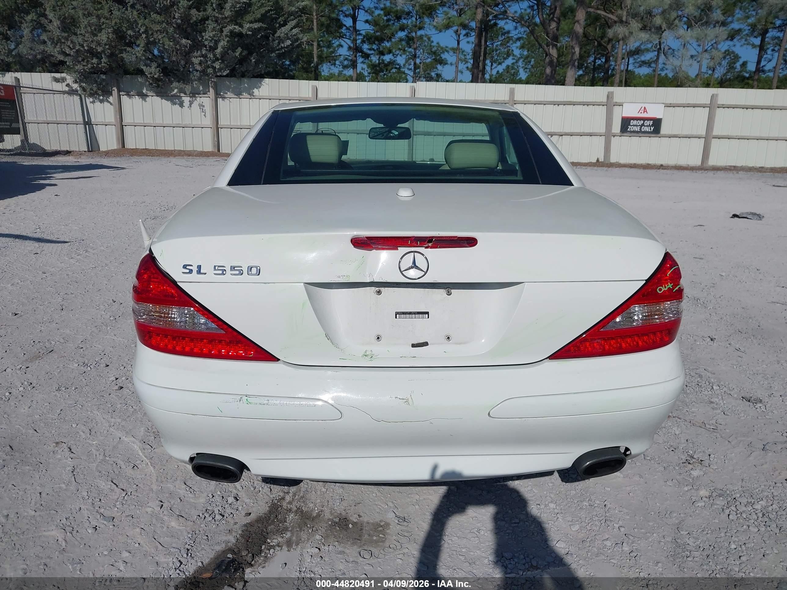 2007 Mercedes-benz Sl 550   White vin: WDBSK71F37F128706