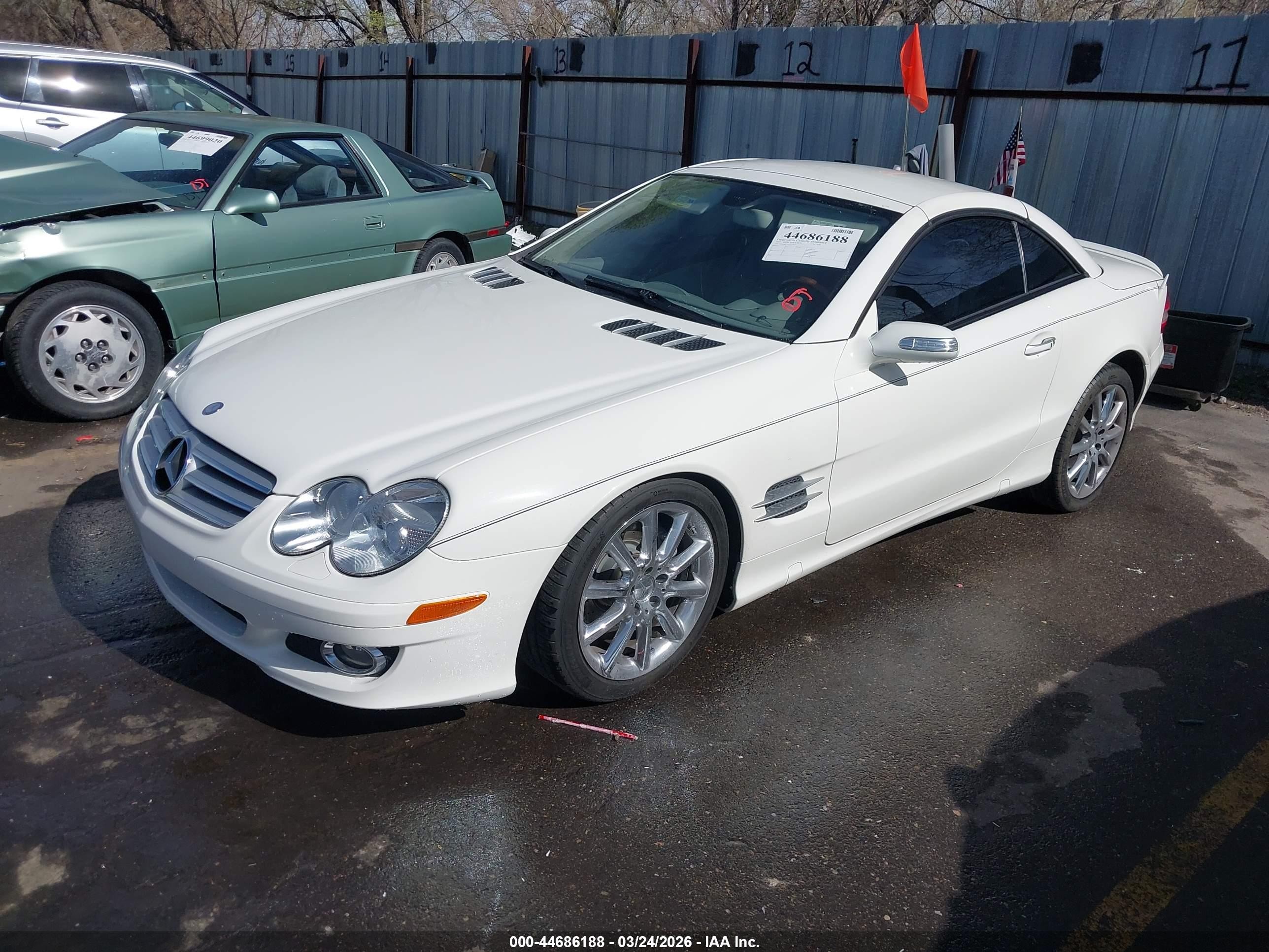 2007 Mercedes-benz Sl 550   White vin: WDBSK71F37F129371