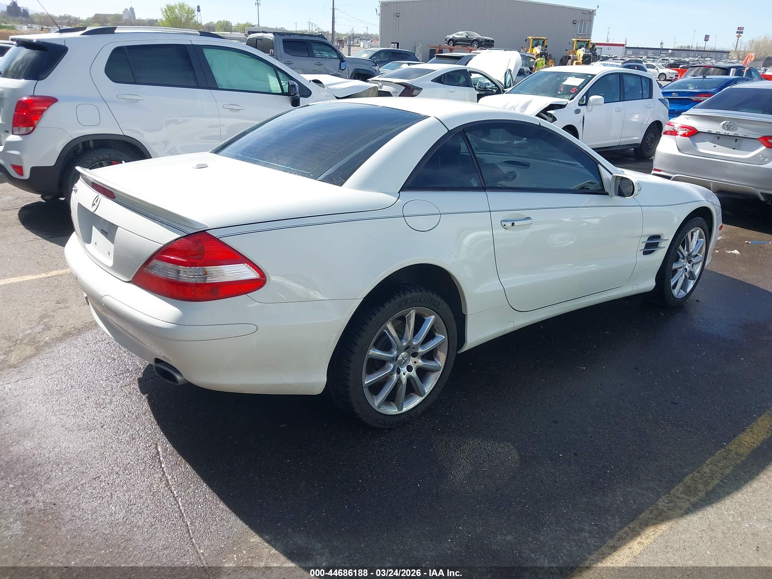 2007 Mercedes-benz Sl 550   White vin: WDBSK71F37F129371