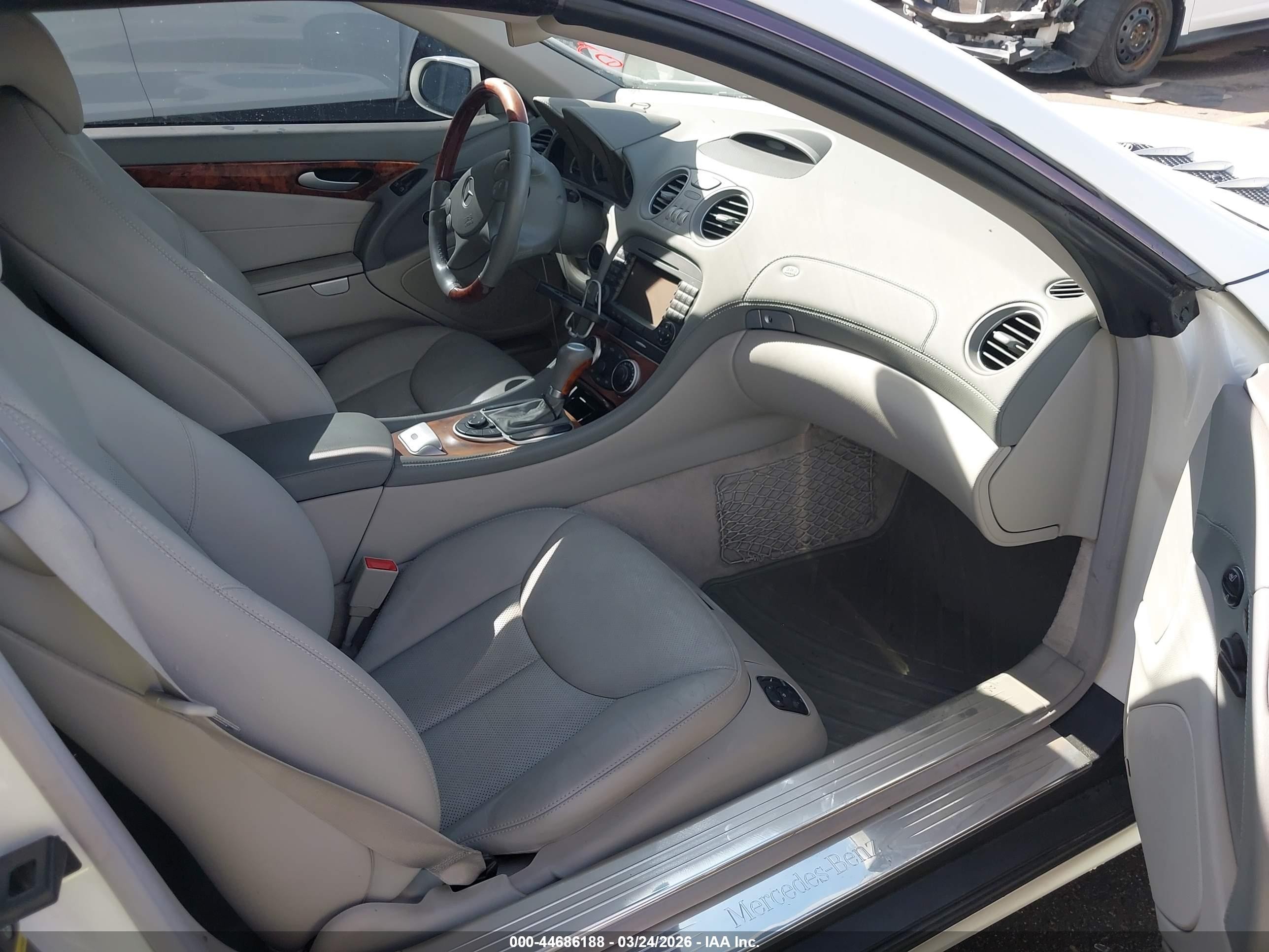2007 Mercedes-benz Sl 550   White vin: WDBSK71F37F129371