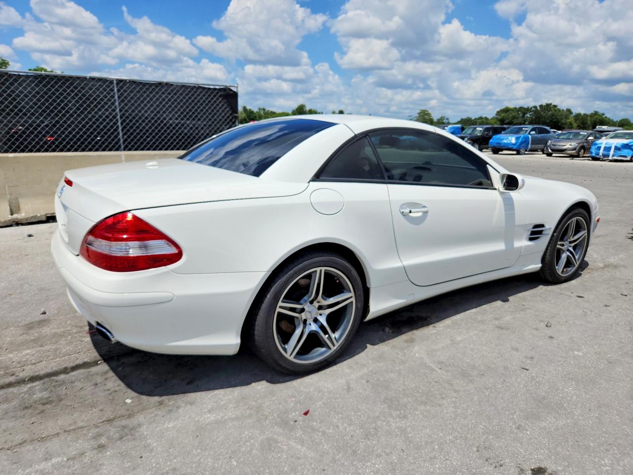 2007 Mercedes-benz Sl 550 White vin: WDBSK71F37F131024