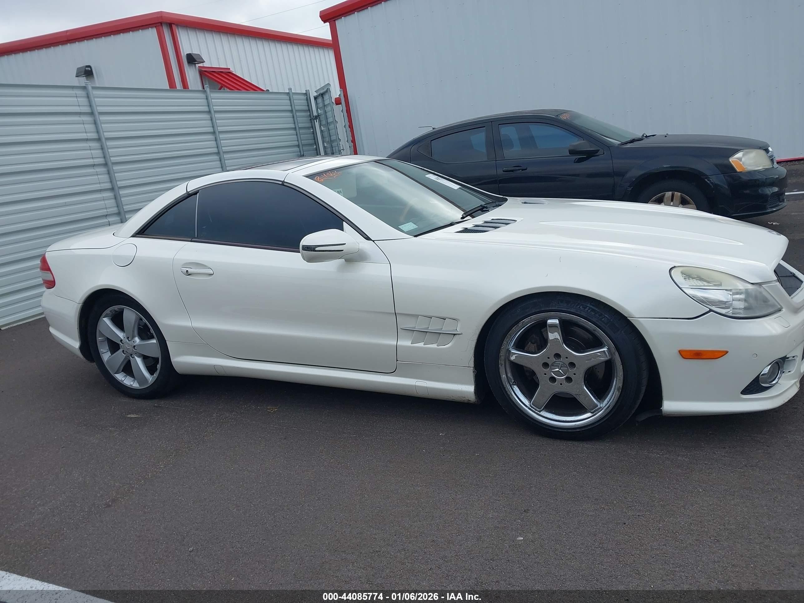 2009 Mercedes-benz Sl 550   White vin: WDBSK71F39F149400