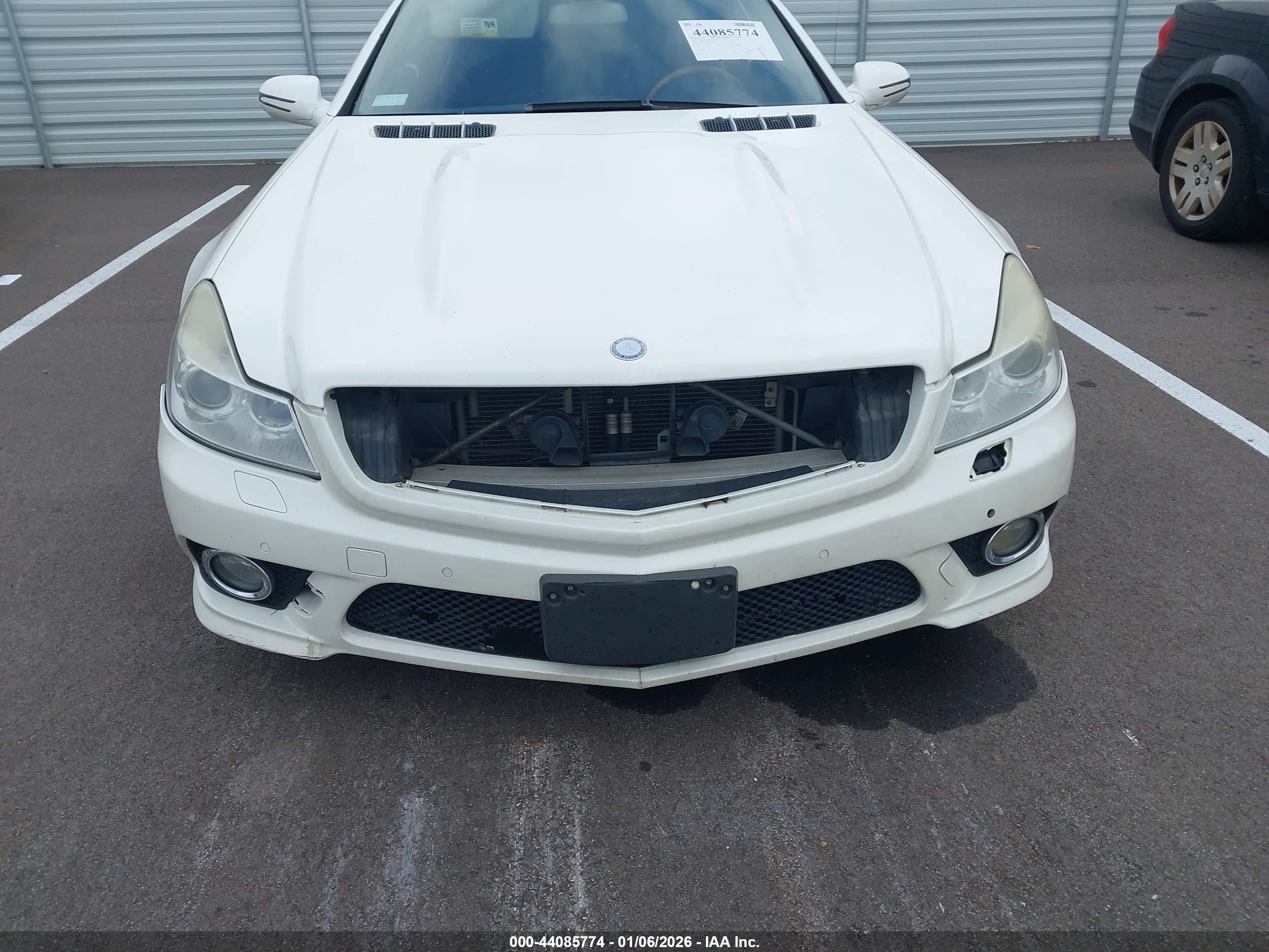 2009 Mercedes-benz Sl 550   White vin: WDBSK71F39F149400