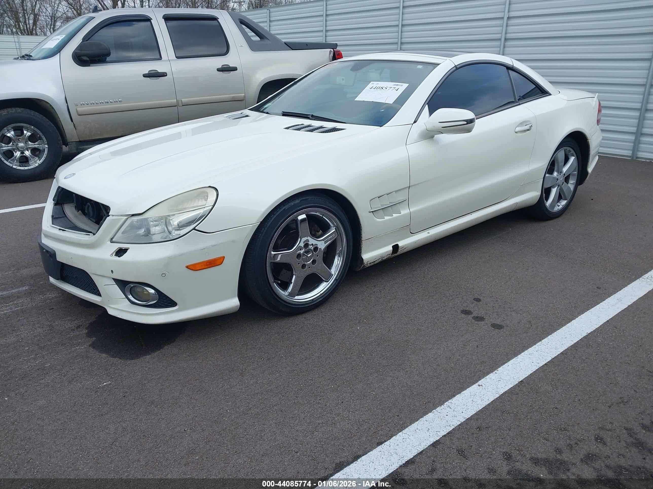 2009 Mercedes-benz Sl 550   White vin: WDBSK71F39F149400