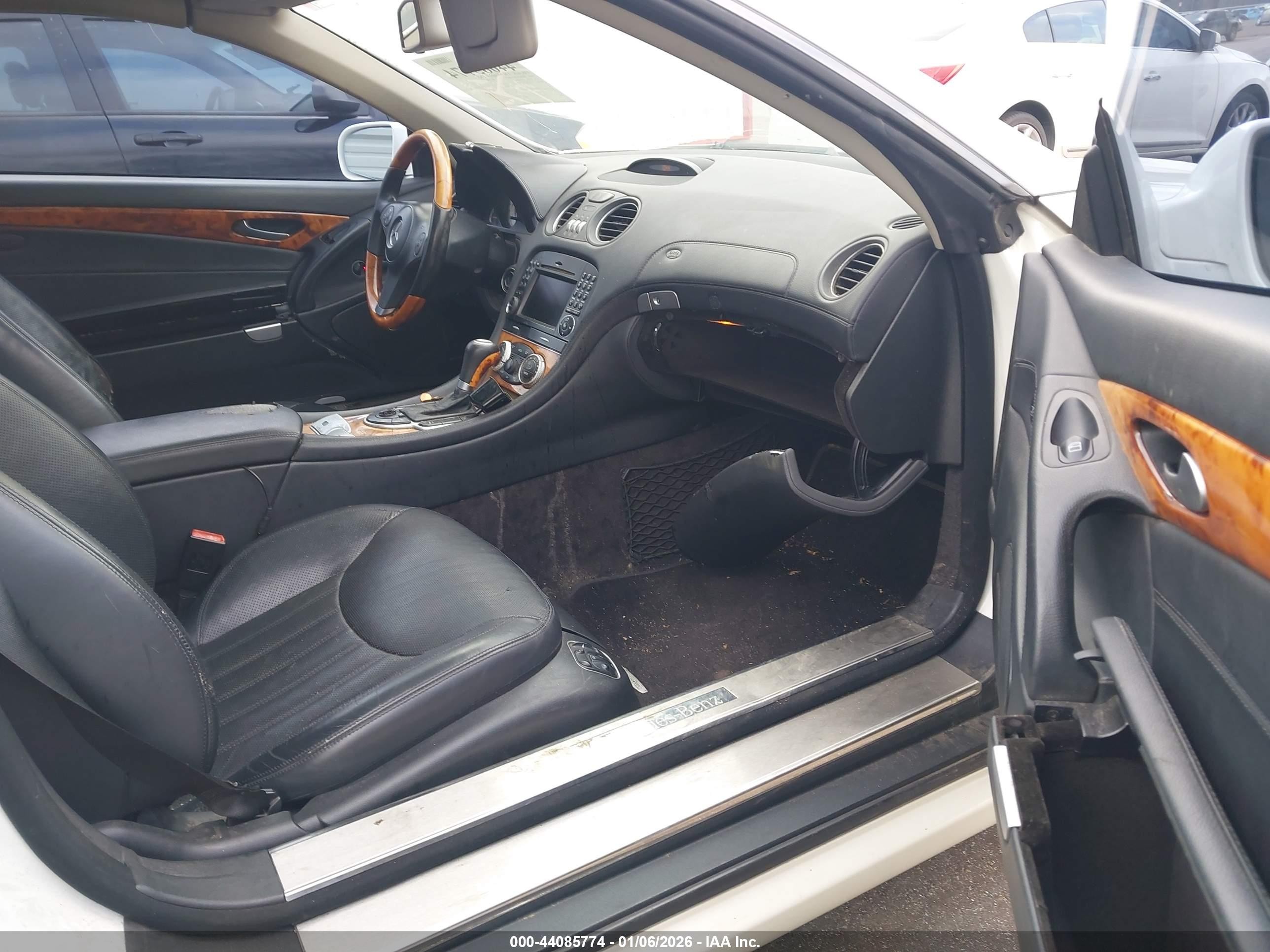 2009 Mercedes-benz Sl 550   White vin: WDBSK71F39F149400