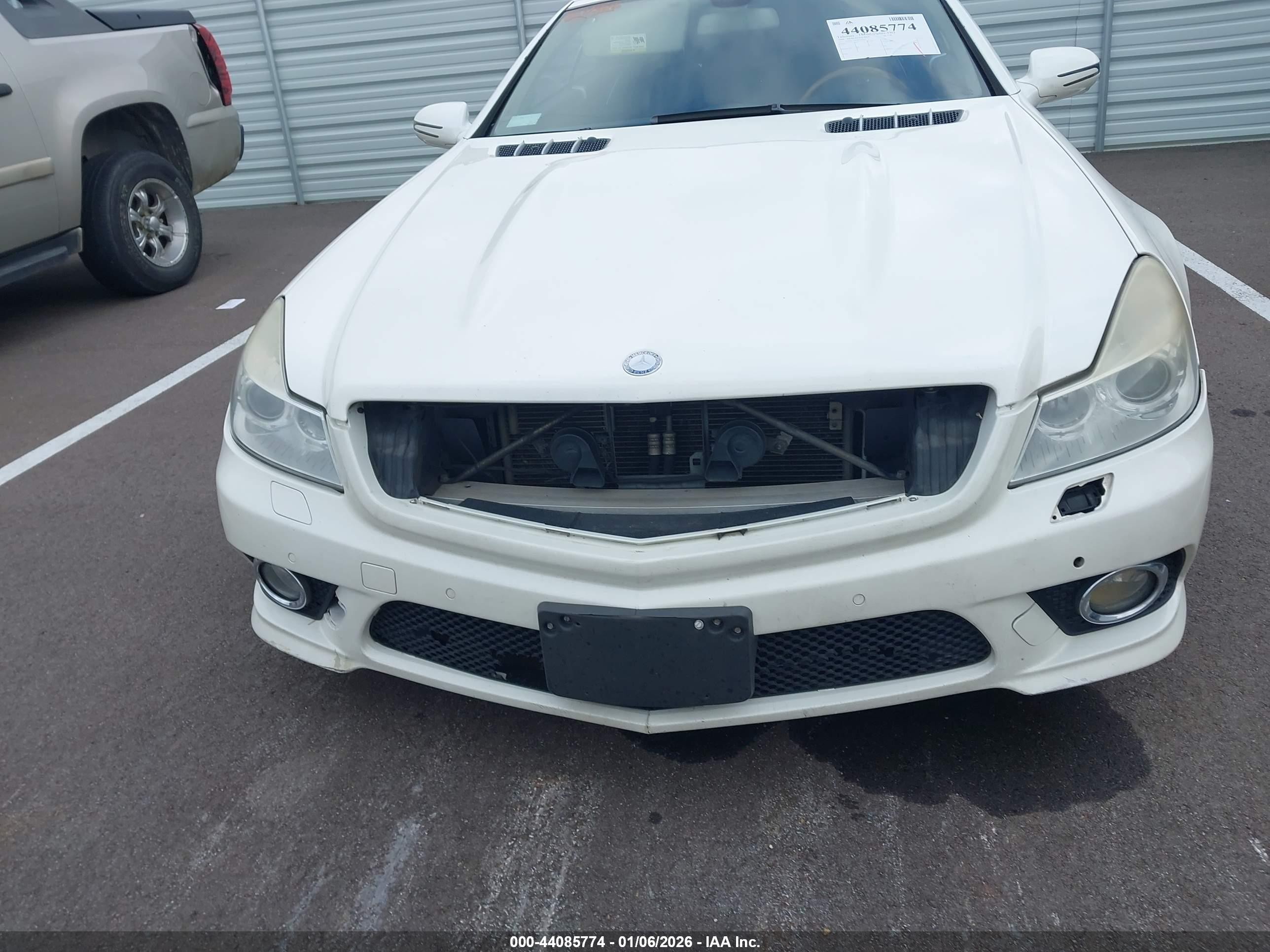 2009 Mercedes-benz Sl 550   White vin: WDBSK71F39F149400