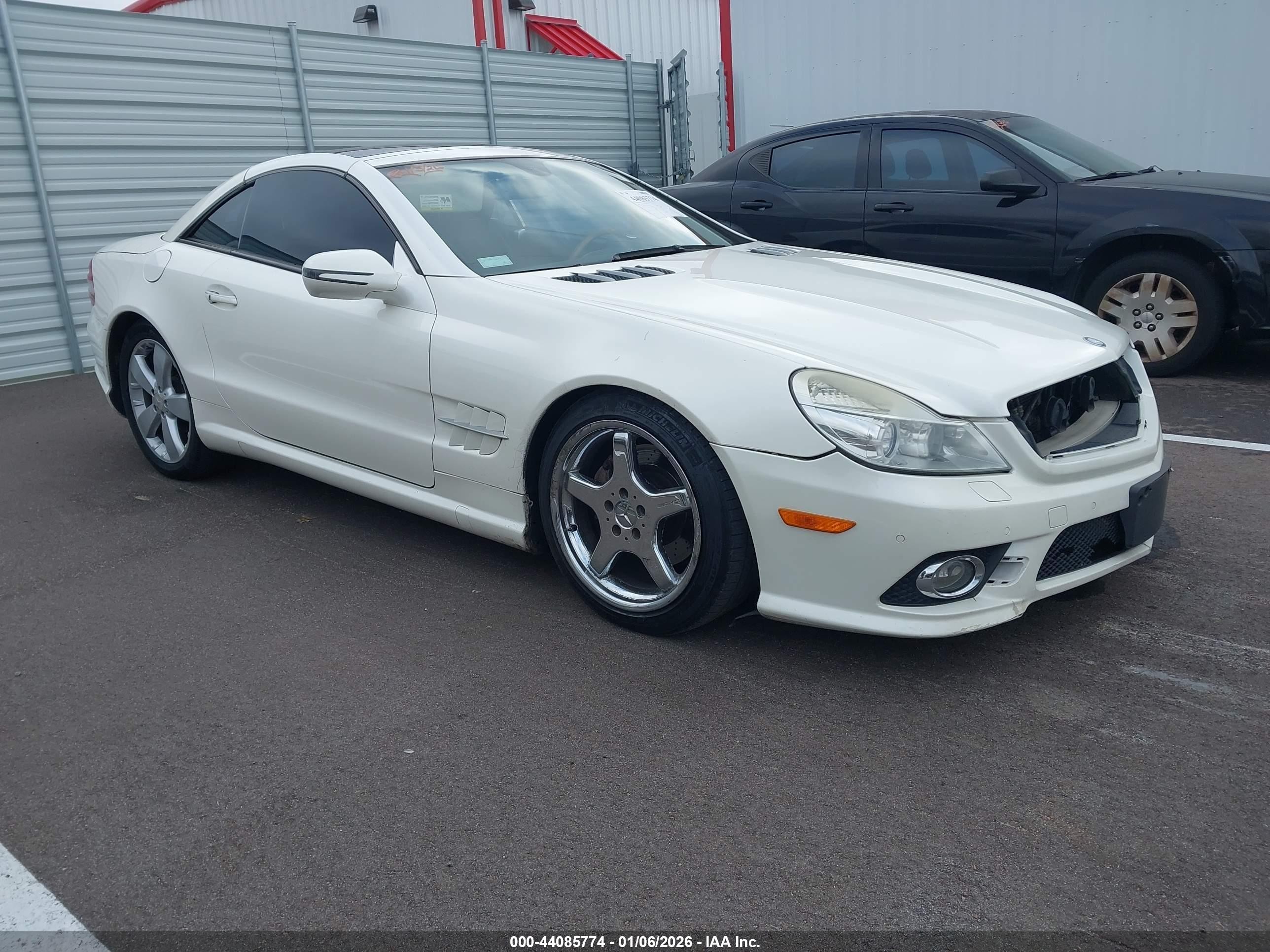 2009 Mercedes-benz Sl 550   White vin: WDBSK71F39F149400