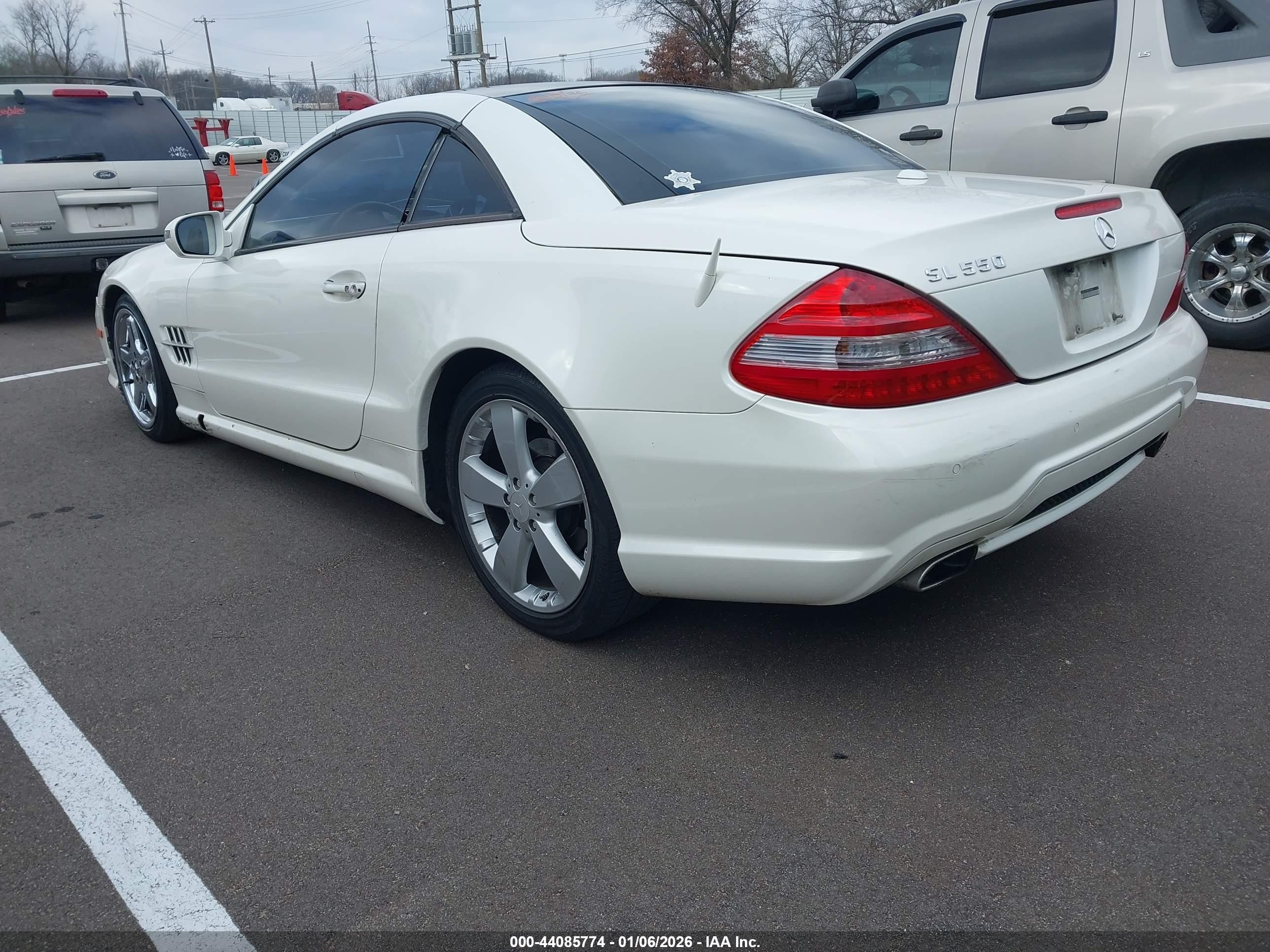 2009 Mercedes-benz Sl 550   White vin: WDBSK71F39F149400
