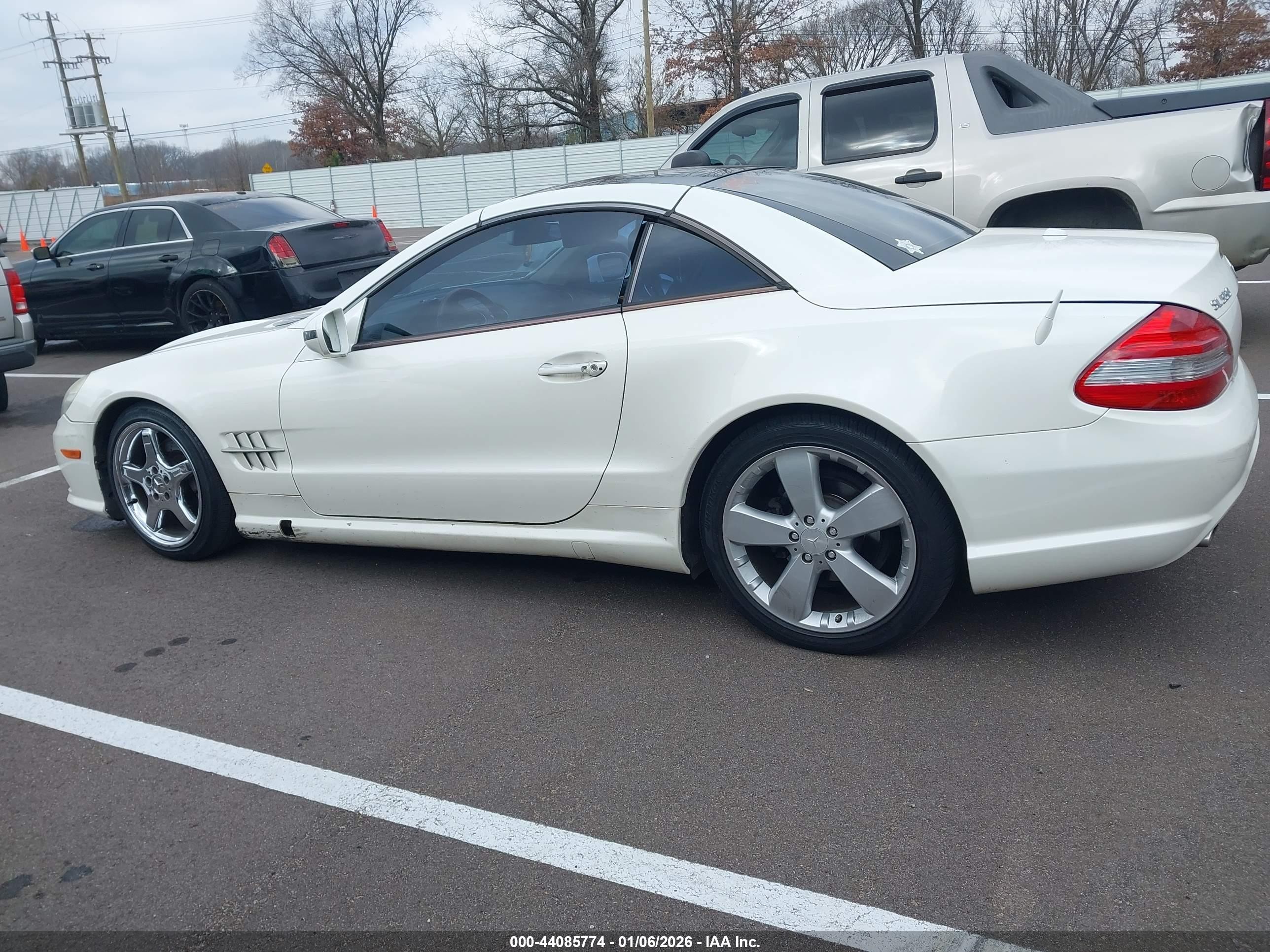 2009 Mercedes-benz Sl 550   White vin: WDBSK71F39F149400