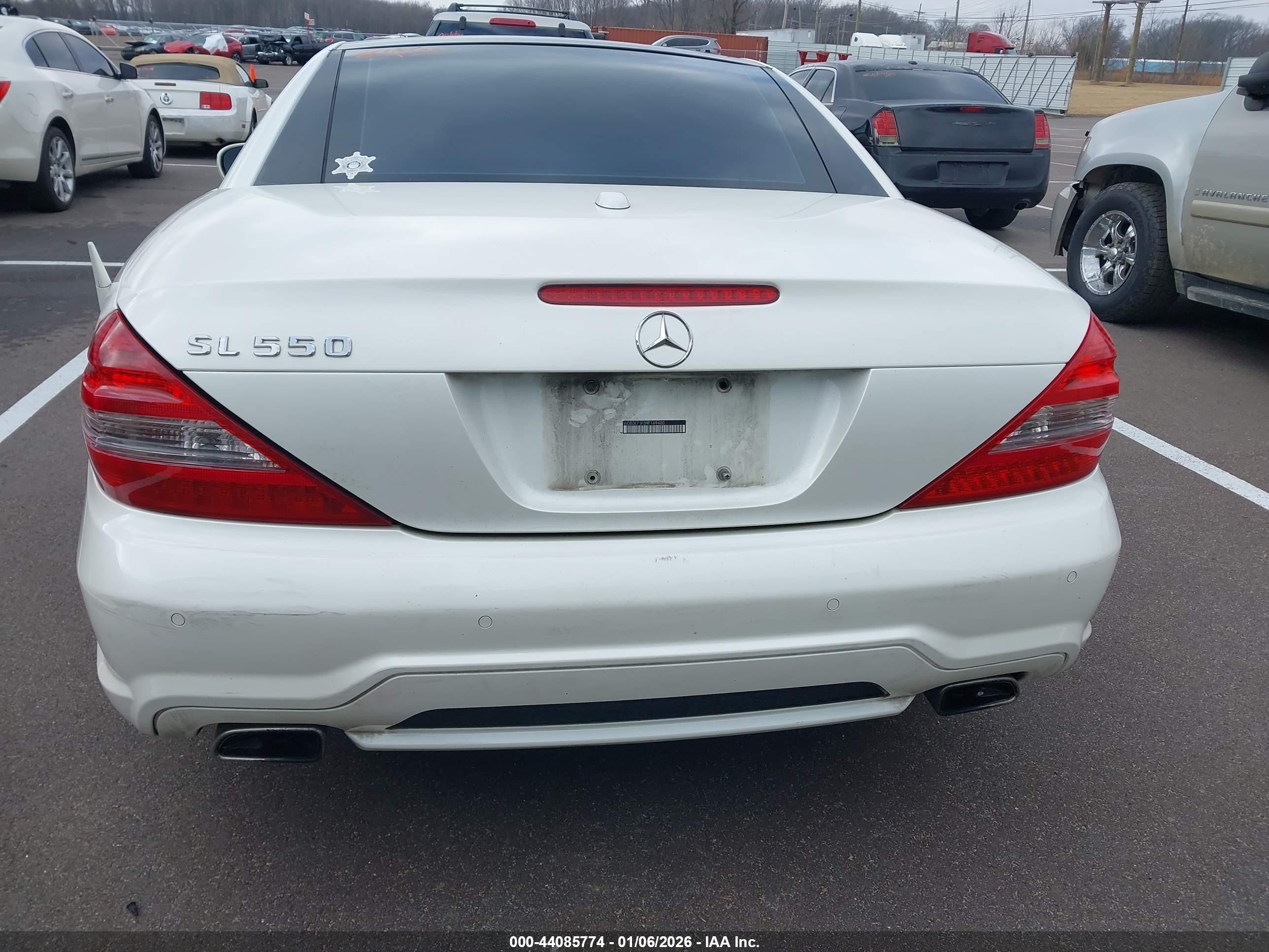 2009 Mercedes-benz Sl 550   White vin: WDBSK71F39F149400
