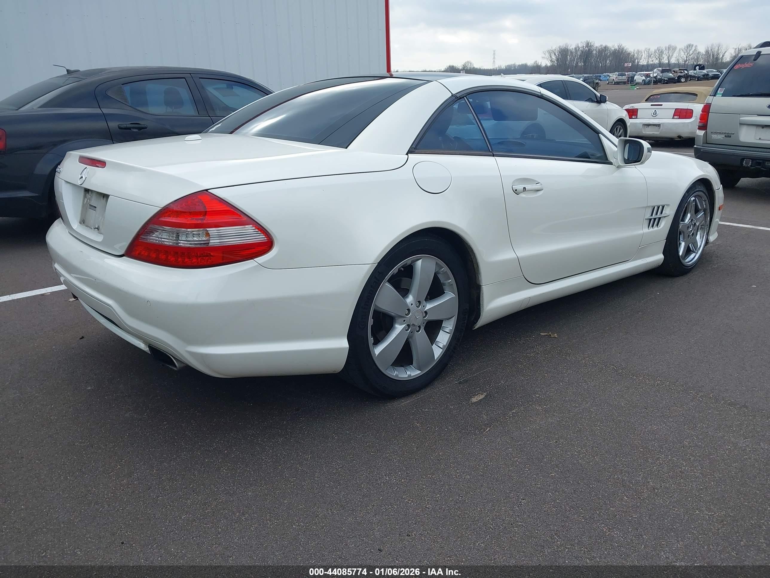 2009 Mercedes-benz Sl 550   White vin: WDBSK71F39F149400