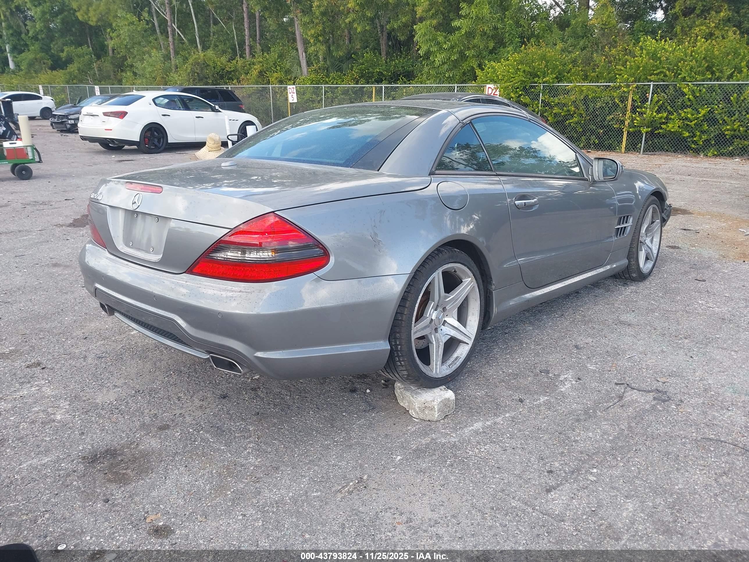 2009 Mercedes-benz Sl 550   Gray vin: WDBSK71F59F143498