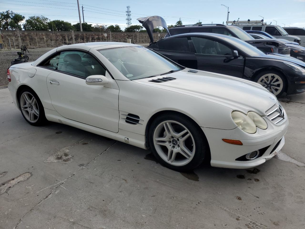 2007 Mercedes-benz Sl 550 White vin: WDBSK71F67F131857