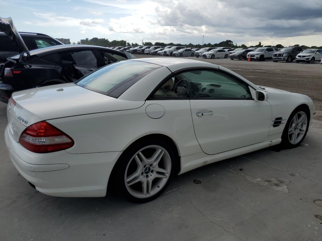 2007 Mercedes-benz Sl 550 White vin: WDBSK71F67F131857
