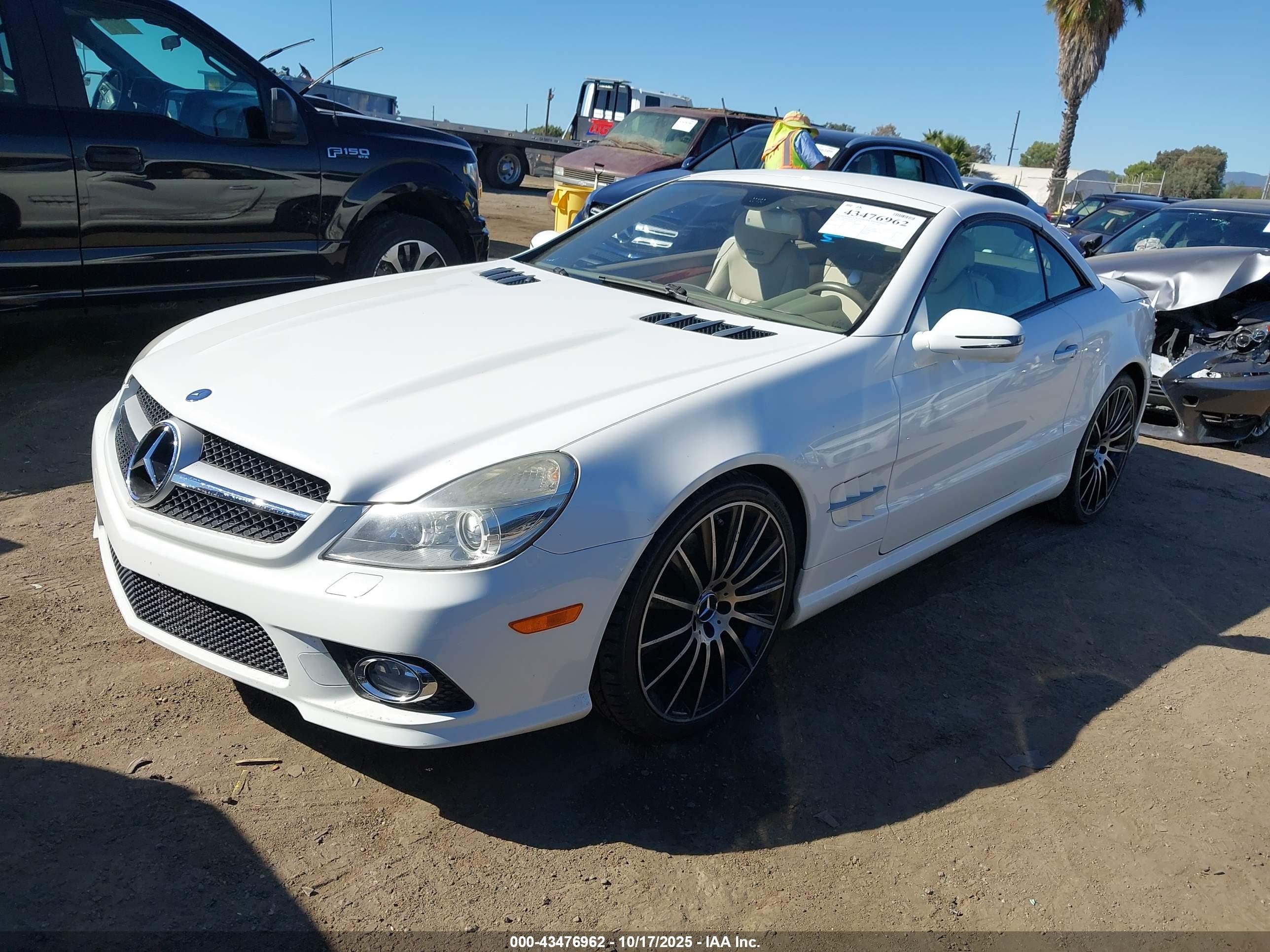 2009 Mercedes-benz Sl 550   White vin: WDBSK71F79F143678