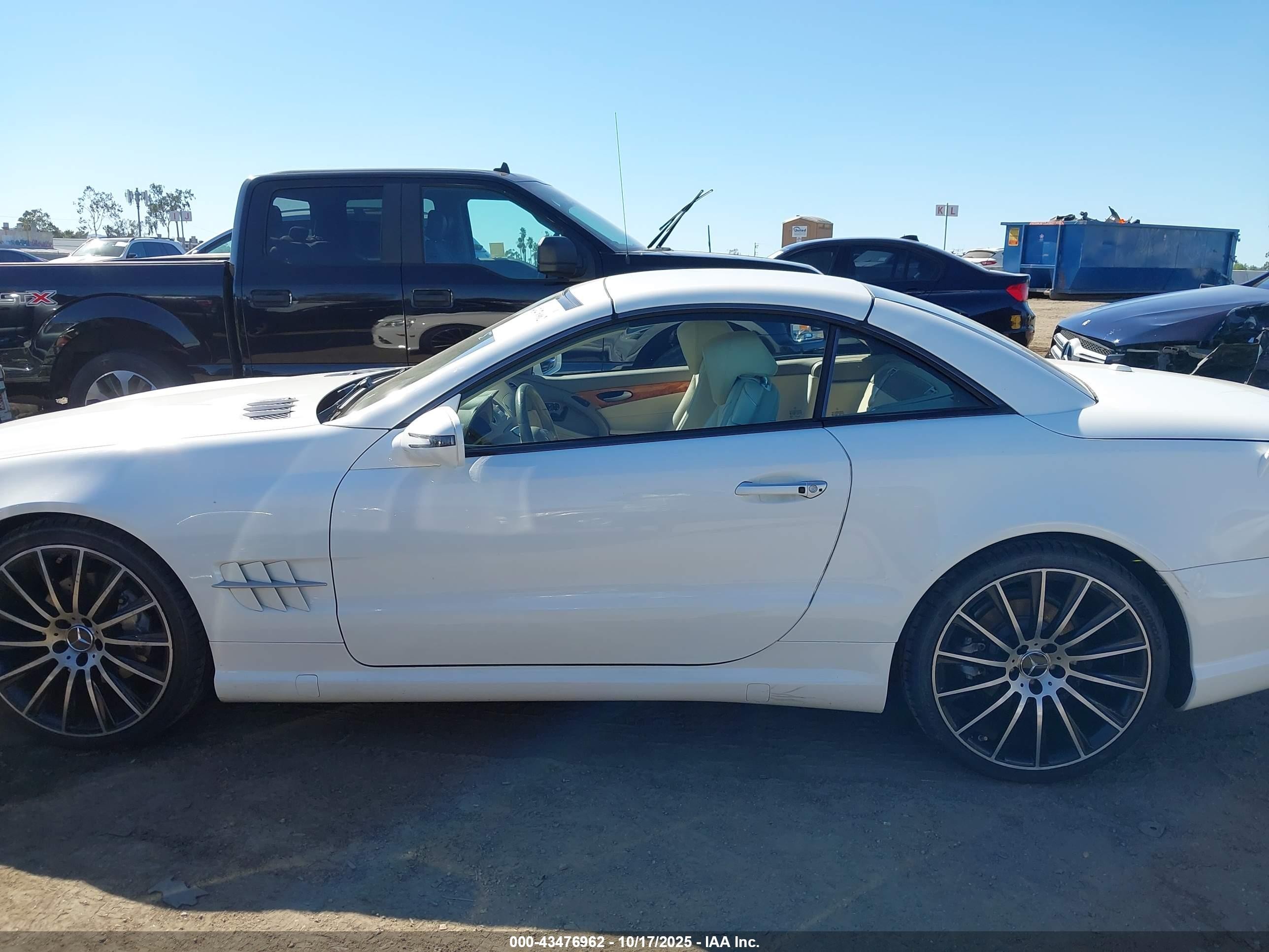 2009 Mercedes-benz Sl 550   White vin: WDBSK71F79F143678