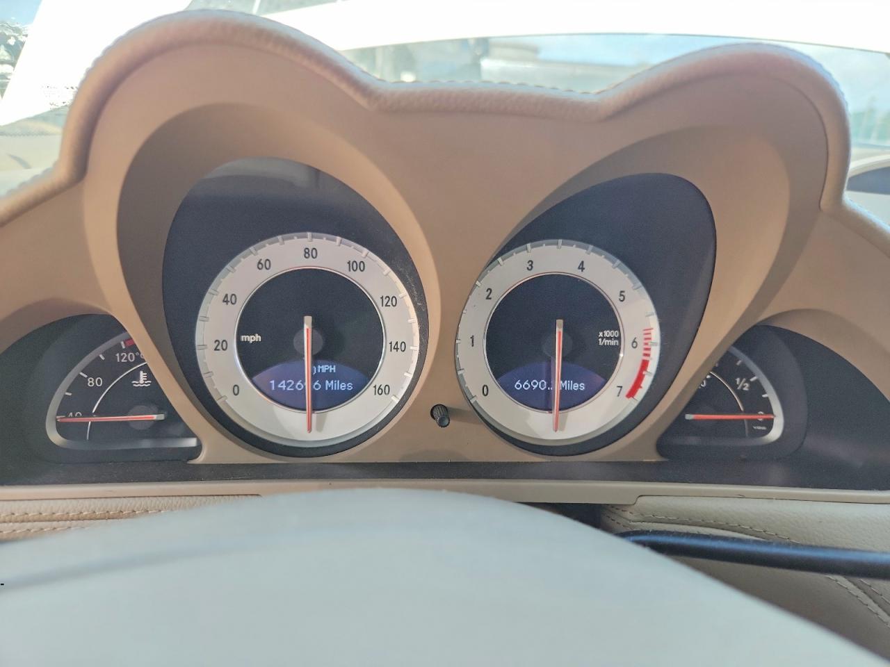 2009 Mercedes-benz Sl 550 White vin: WDBSK71F79F146659