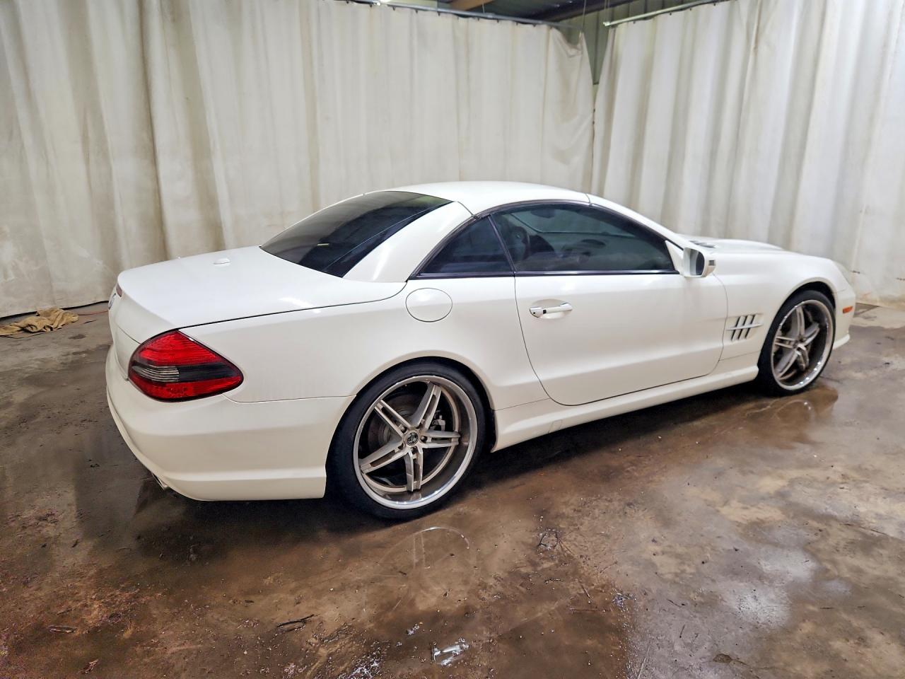 2009 Mercedes-benz Sl 550 White vin: WDBSK71F79F146659