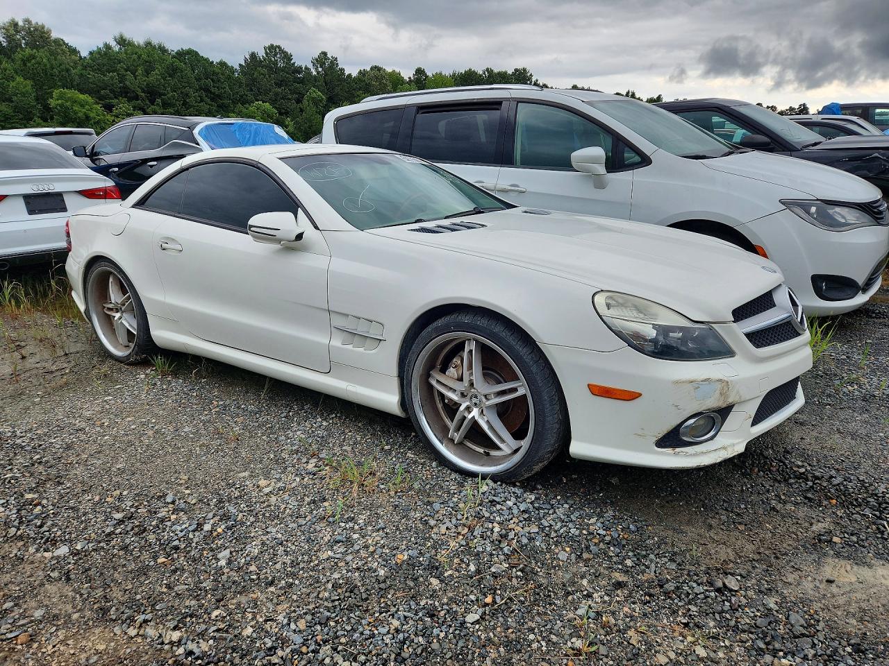 2009 Mercedes-benz Sl 550 White vin: WDBSK71F79F146659