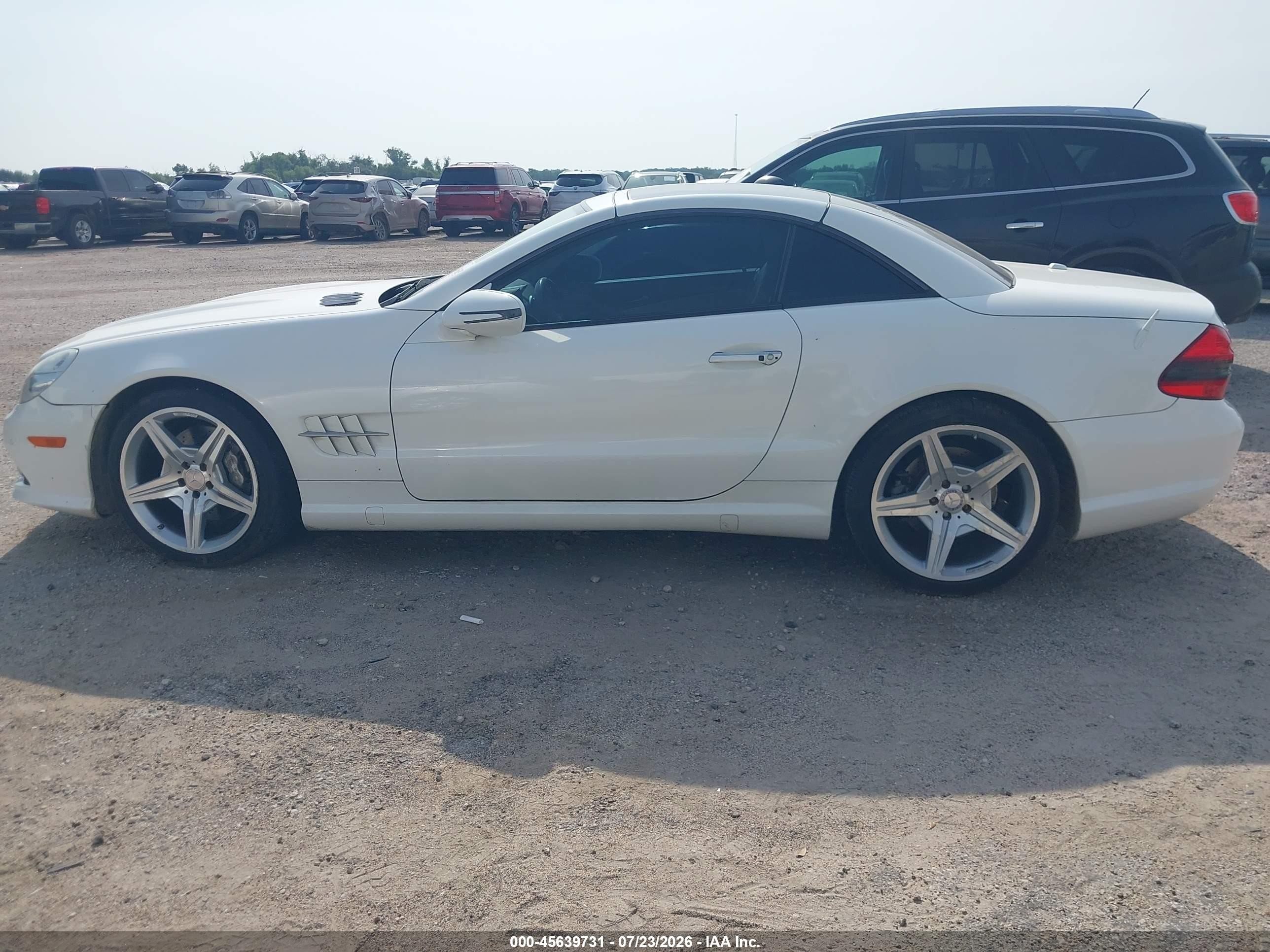 2009 Mercedes-benz Sl 550   White vin: WDBSK71F79F156687