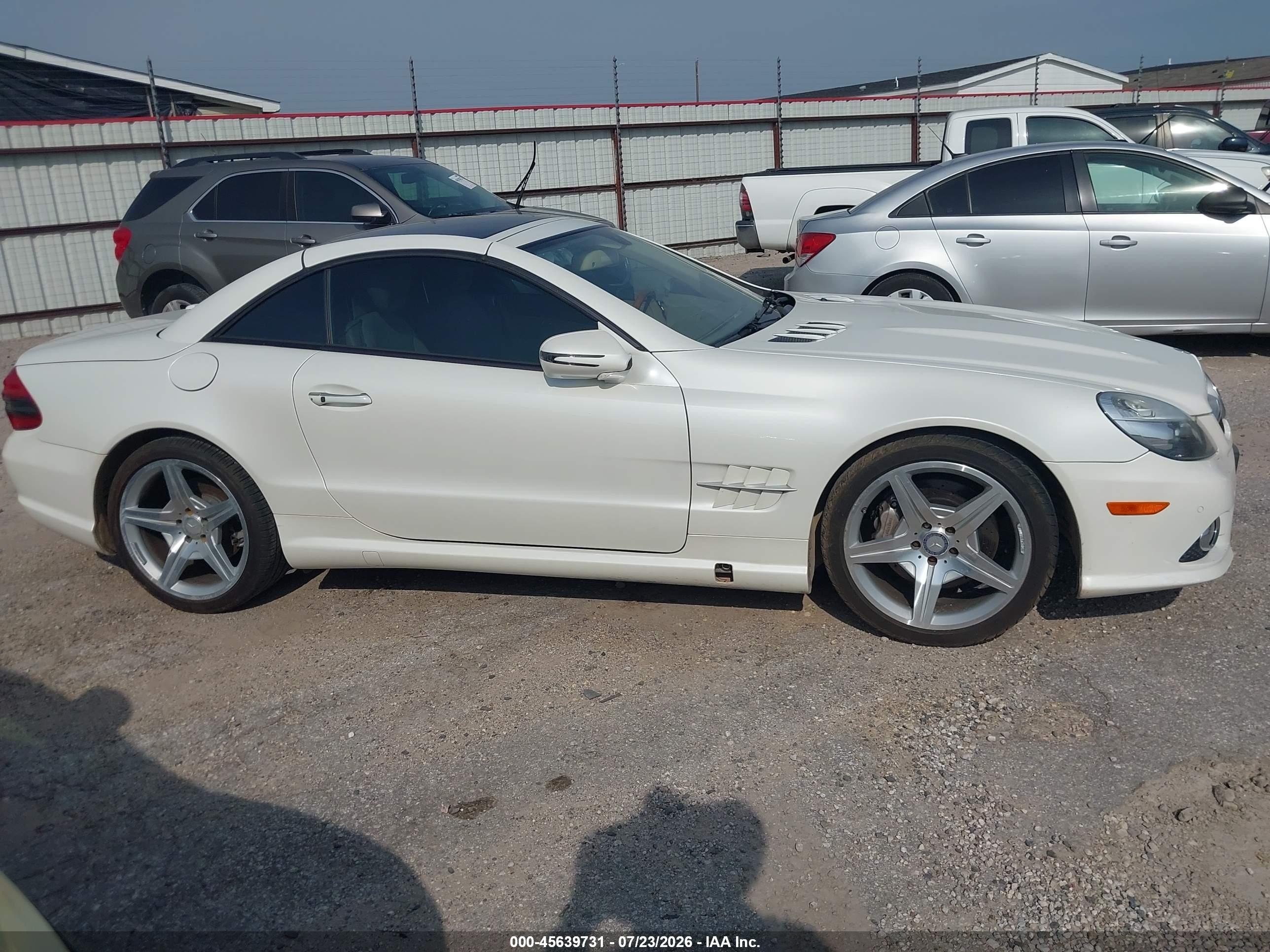 2009 Mercedes-benz Sl 550   White vin: WDBSK71F79F156687