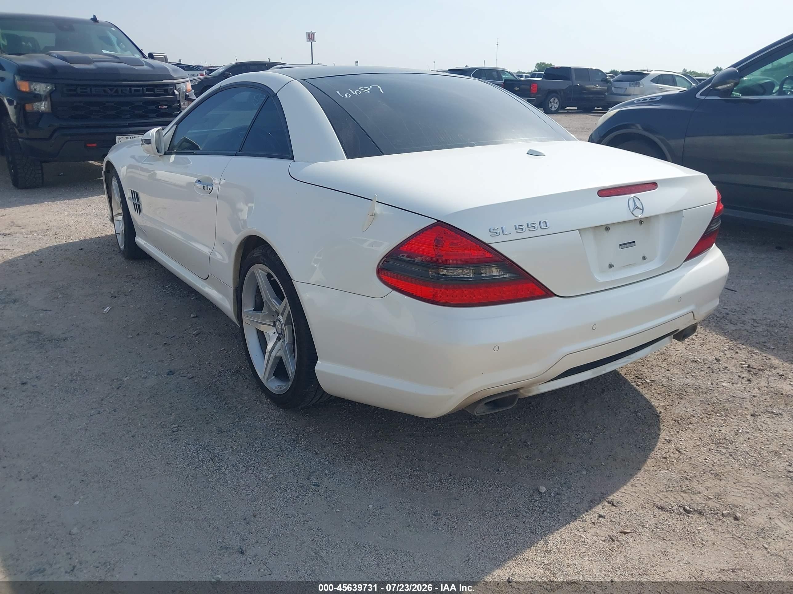 2009 Mercedes-benz Sl 550   White vin: WDBSK71F79F156687