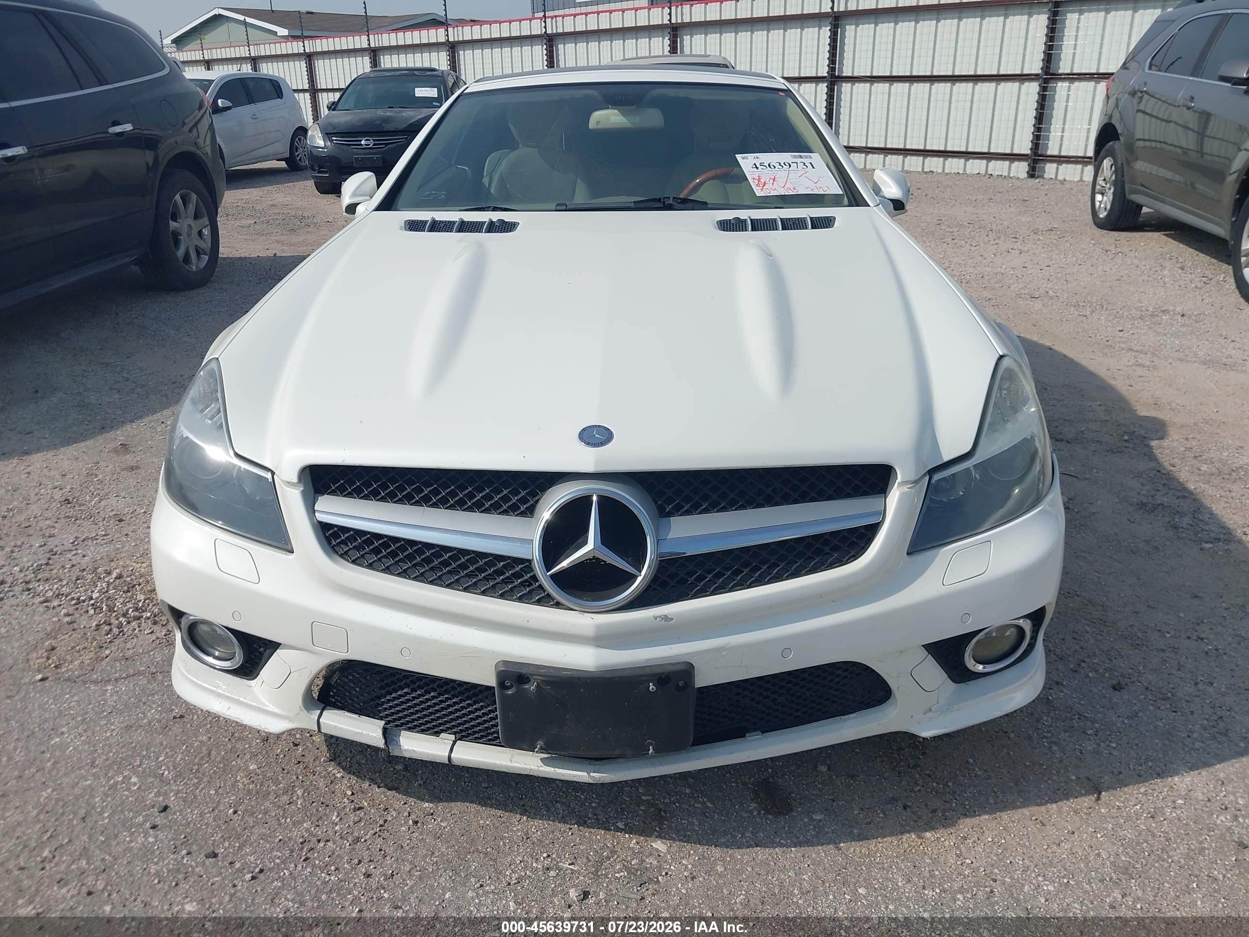 2009 Mercedes-benz Sl 550   White vin: WDBSK71F79F156687