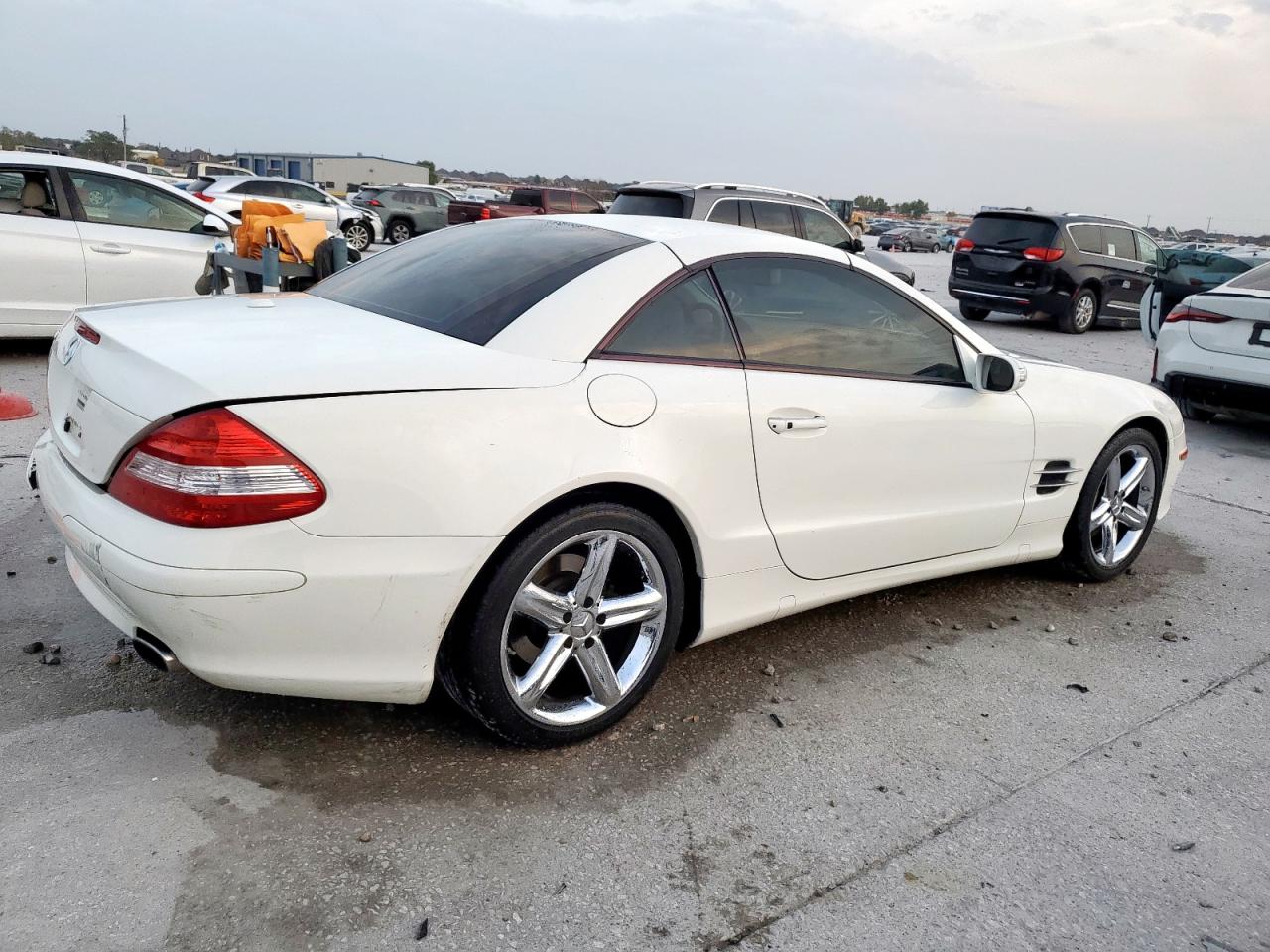 2007 Mercedes-benz Sl 550 White vin: WDBSK71FX7F119145
