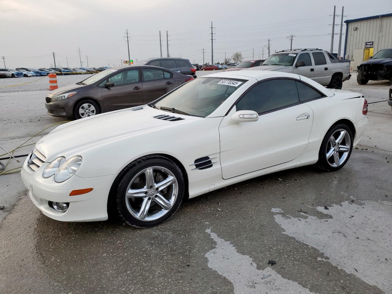 2007 Mercedes-benz Sl 550 White vin: WDBSK71FX7F119145