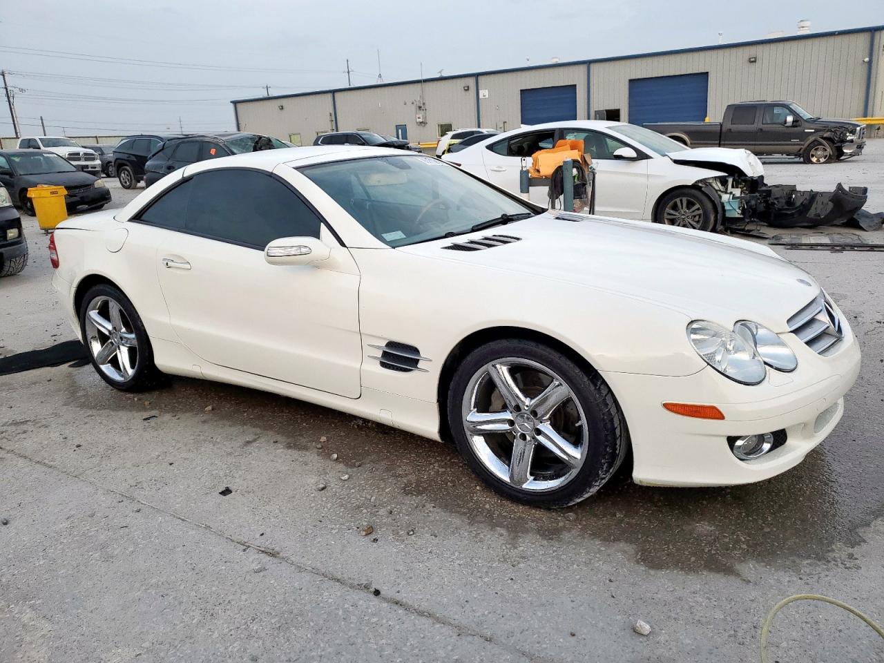 2007 Mercedes-benz Sl 550 White vin: WDBSK71FX7F119145