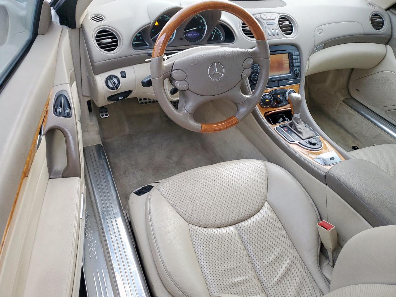 2007 Mercedes-benz Sl 550 White vin: WDBSK71FX7F119145