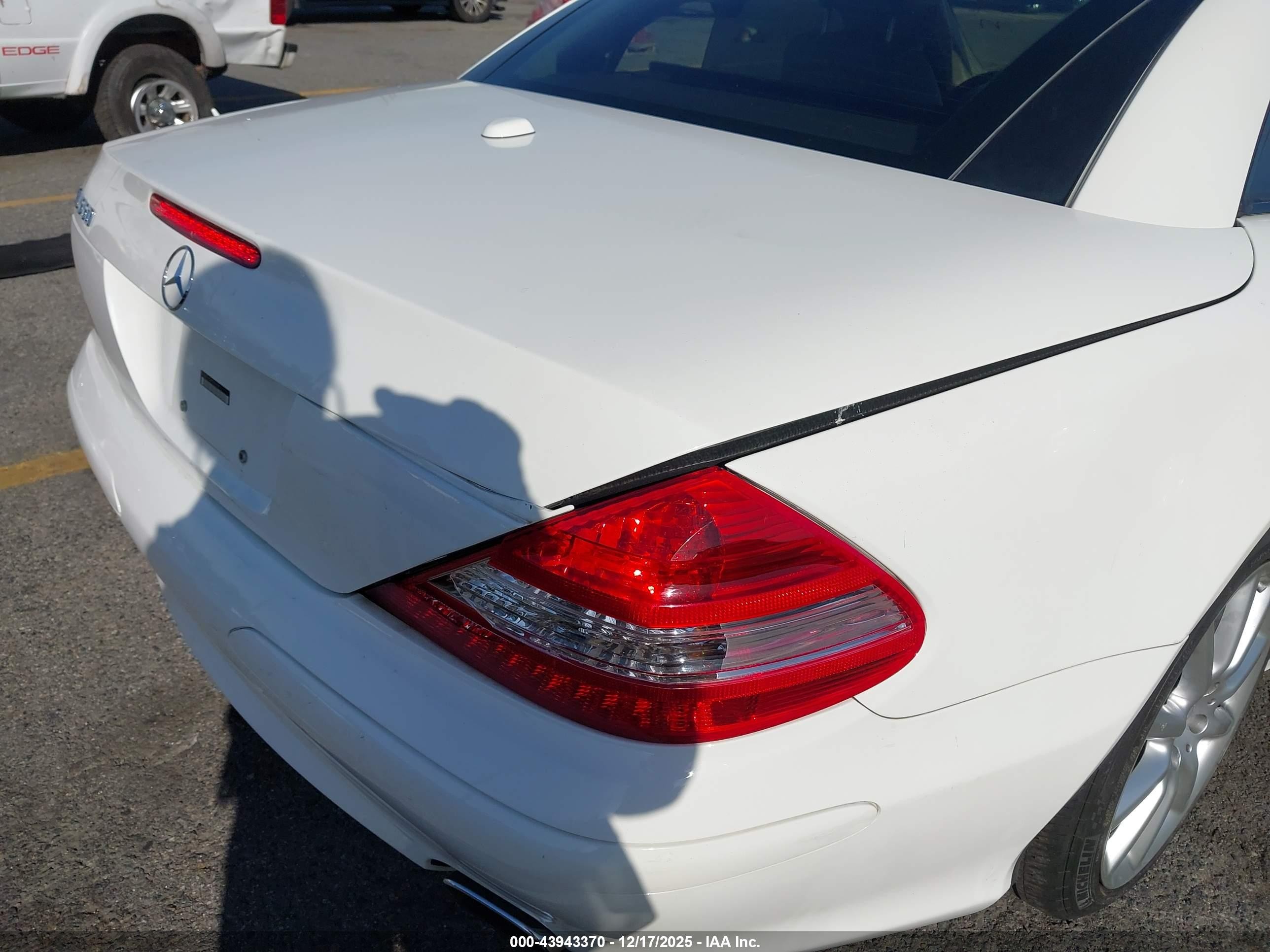 2008 Mercedes-benz Sl 550   White vin: WDBSK71FX8F136190