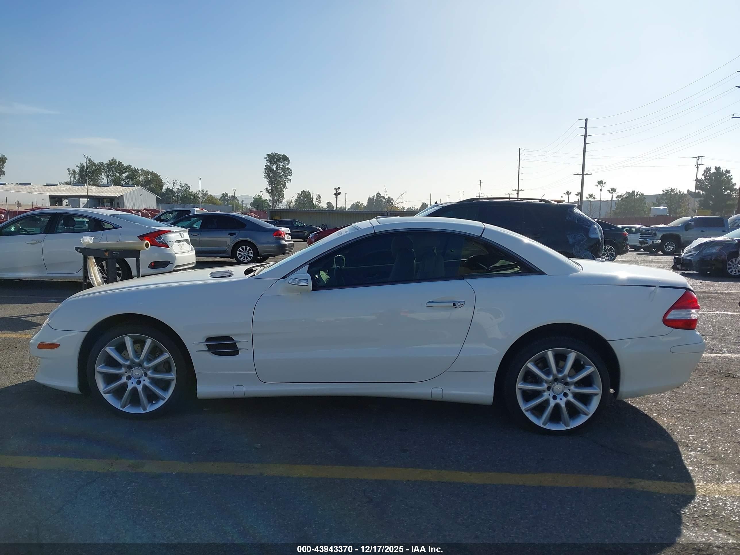 2008 Mercedes-benz Sl 550   White vin: WDBSK71FX8F136190