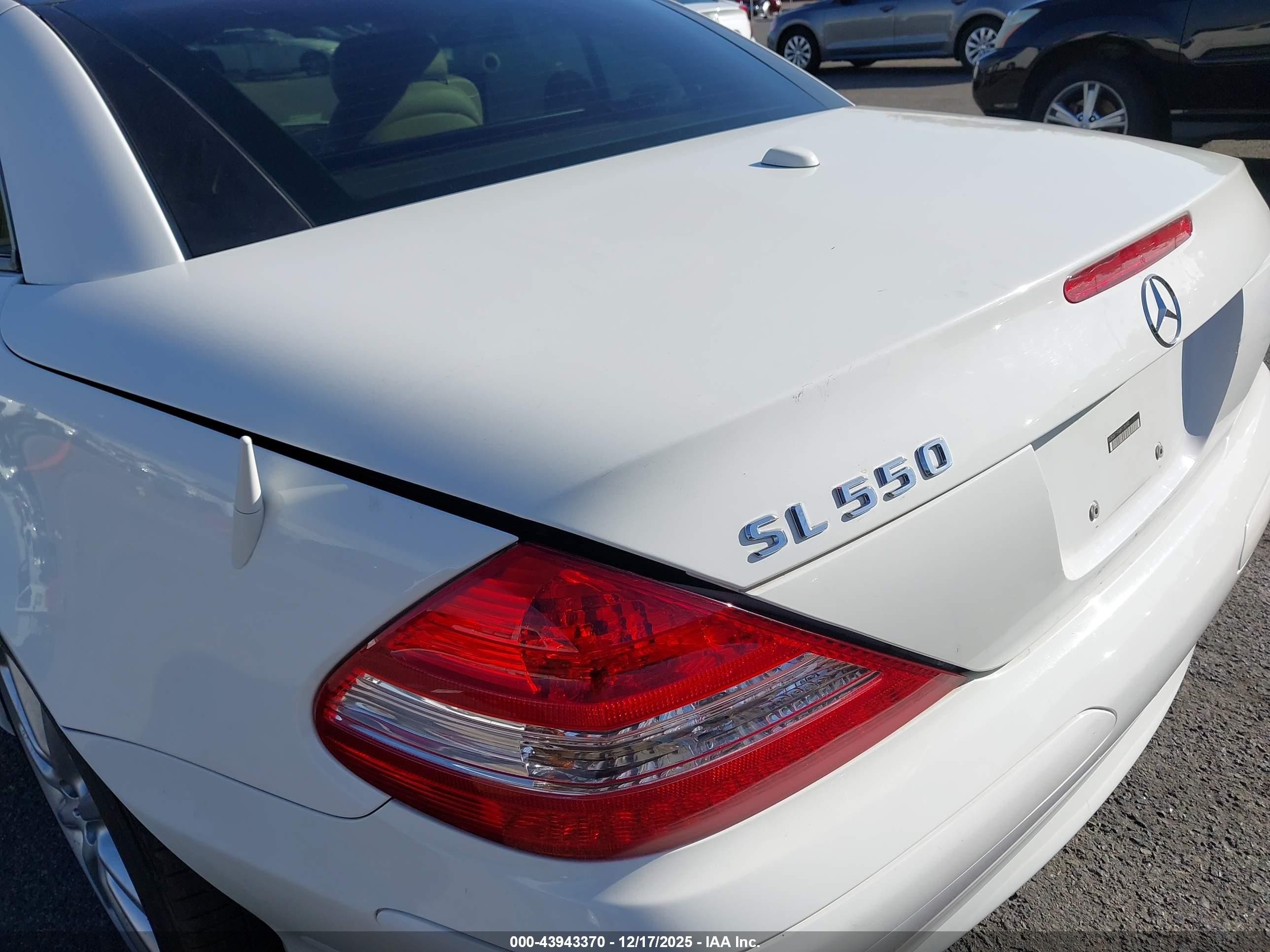 2008 Mercedes-benz Sl 550   White vin: WDBSK71FX8F136190