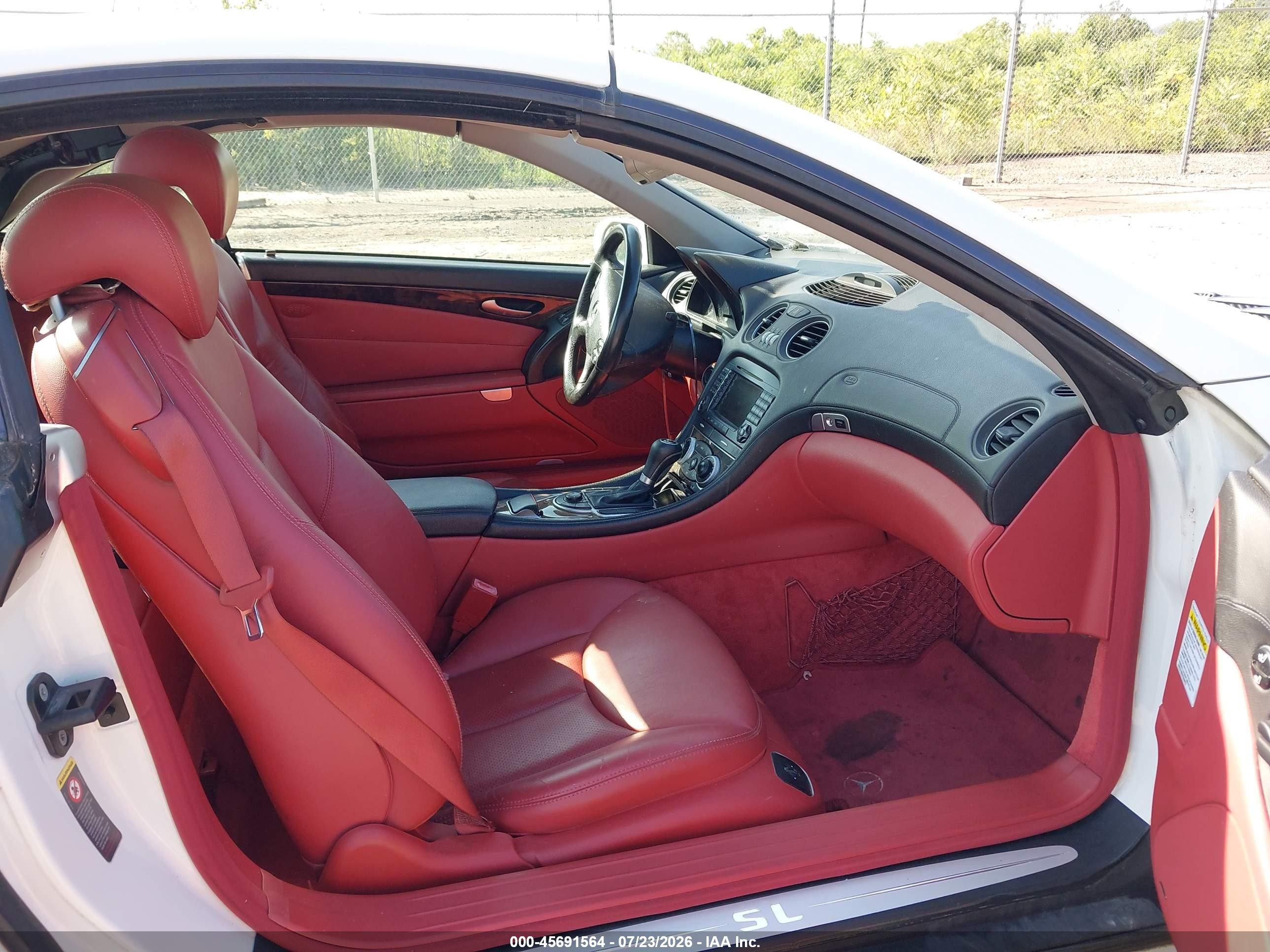 2005 Mercedes-benz Sl 500   White vin: WDBSK75F25F092398
