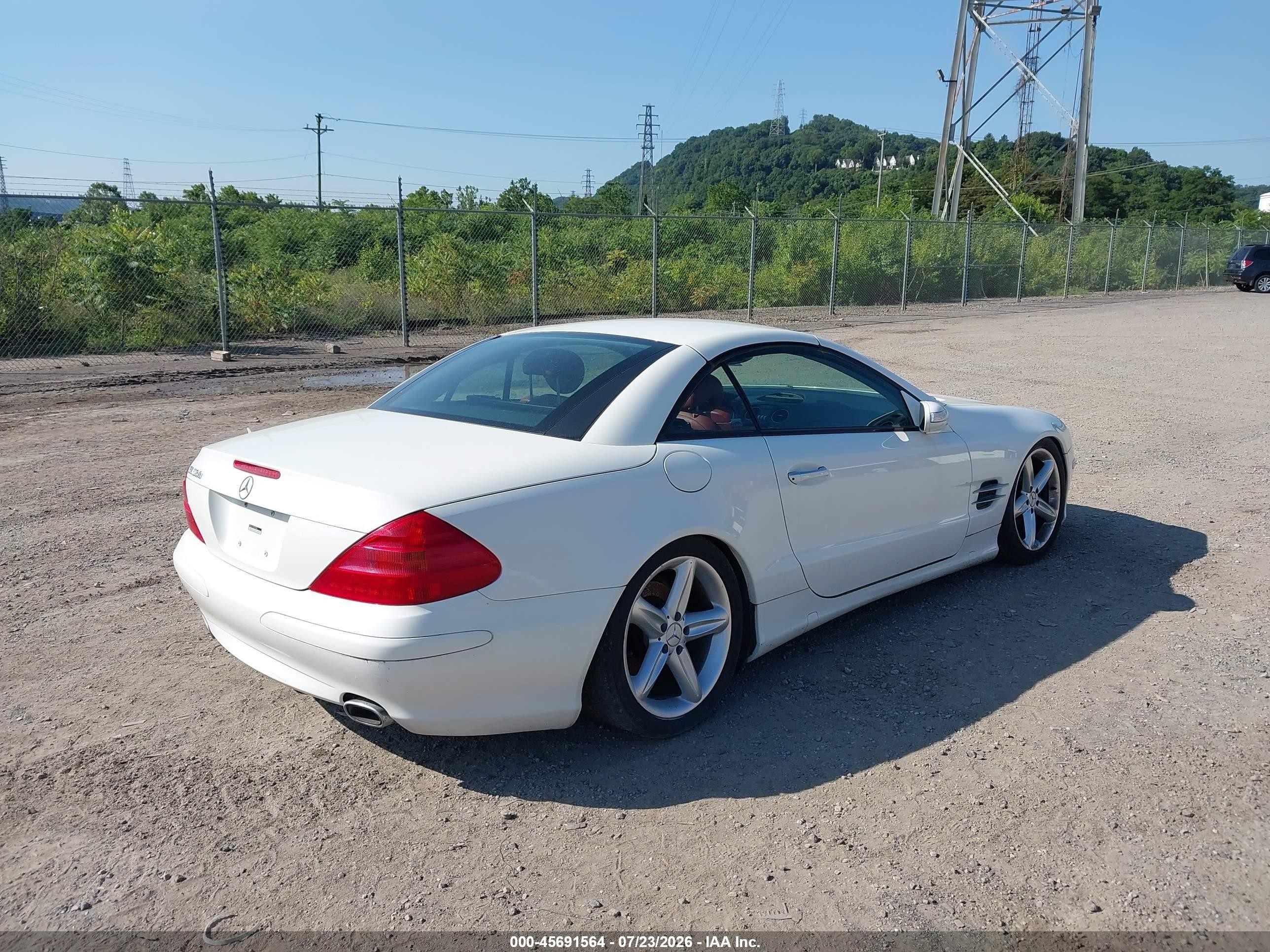 2005 Mercedes-benz Sl 500   White vin: WDBSK75F25F092398