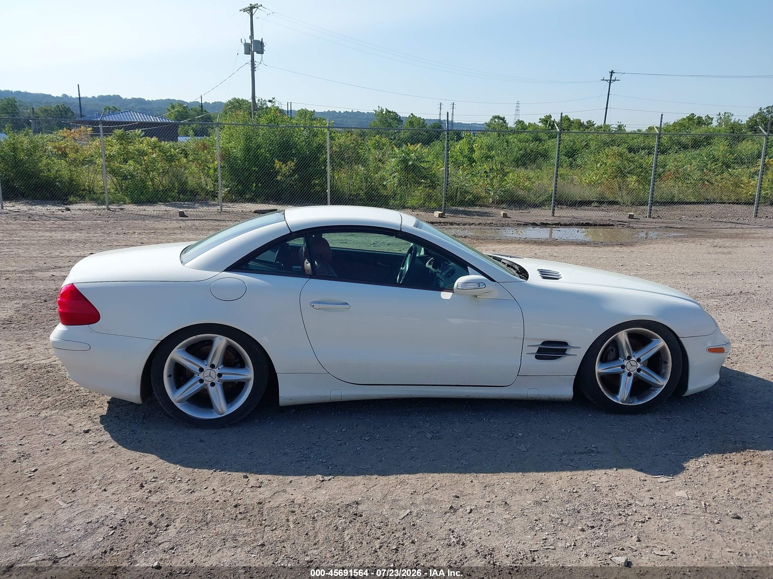 2005 Mercedes-benz Sl 500   White vin: WDBSK75F25F092398