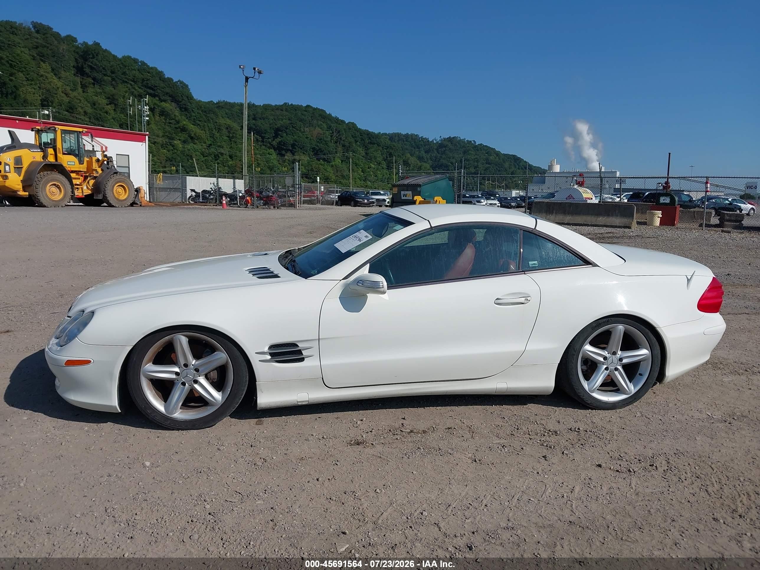 2005 Mercedes-benz Sl 500   White vin: WDBSK75F25F092398