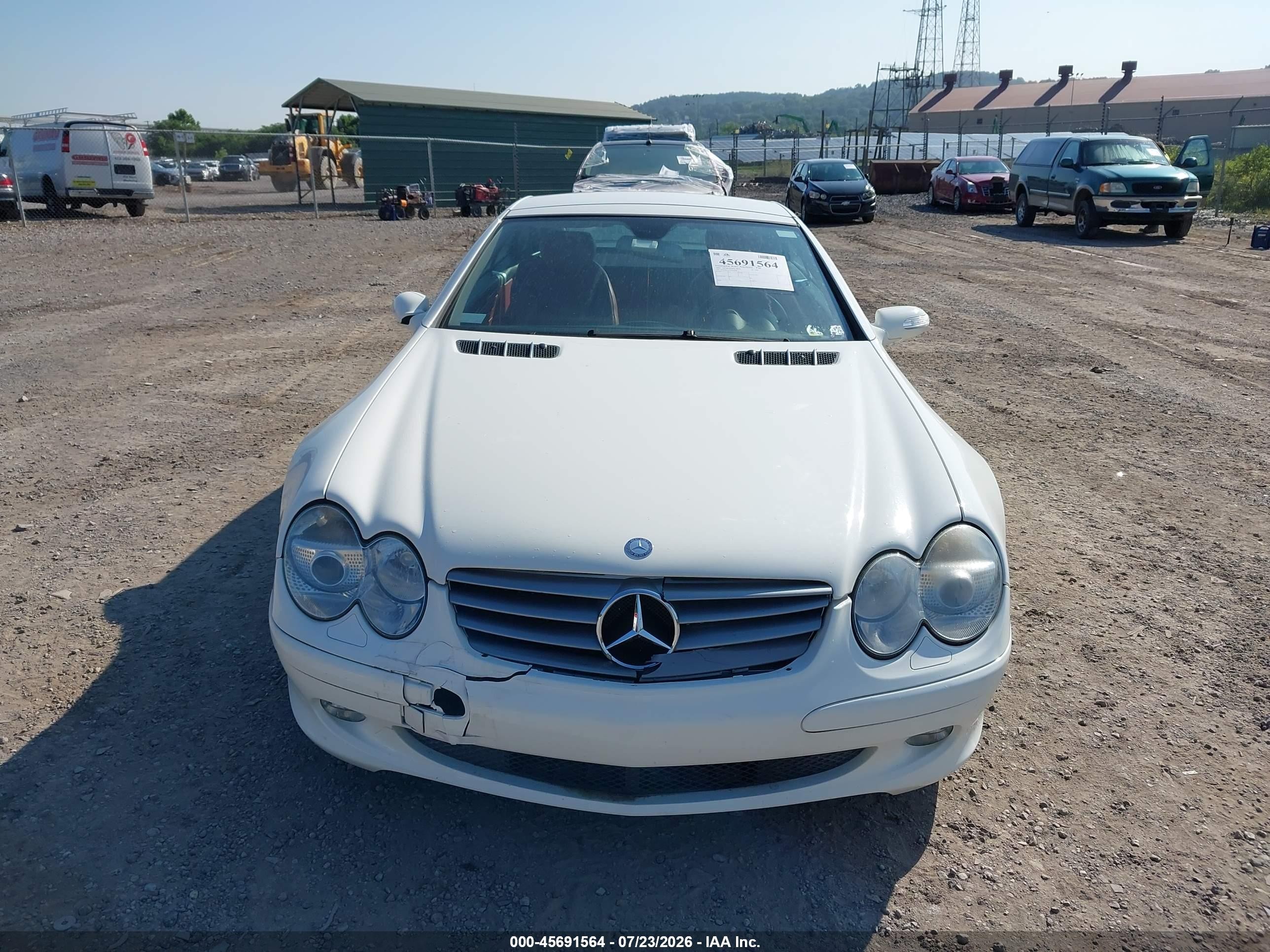 2005 Mercedes-benz Sl 500   White vin: WDBSK75F25F092398