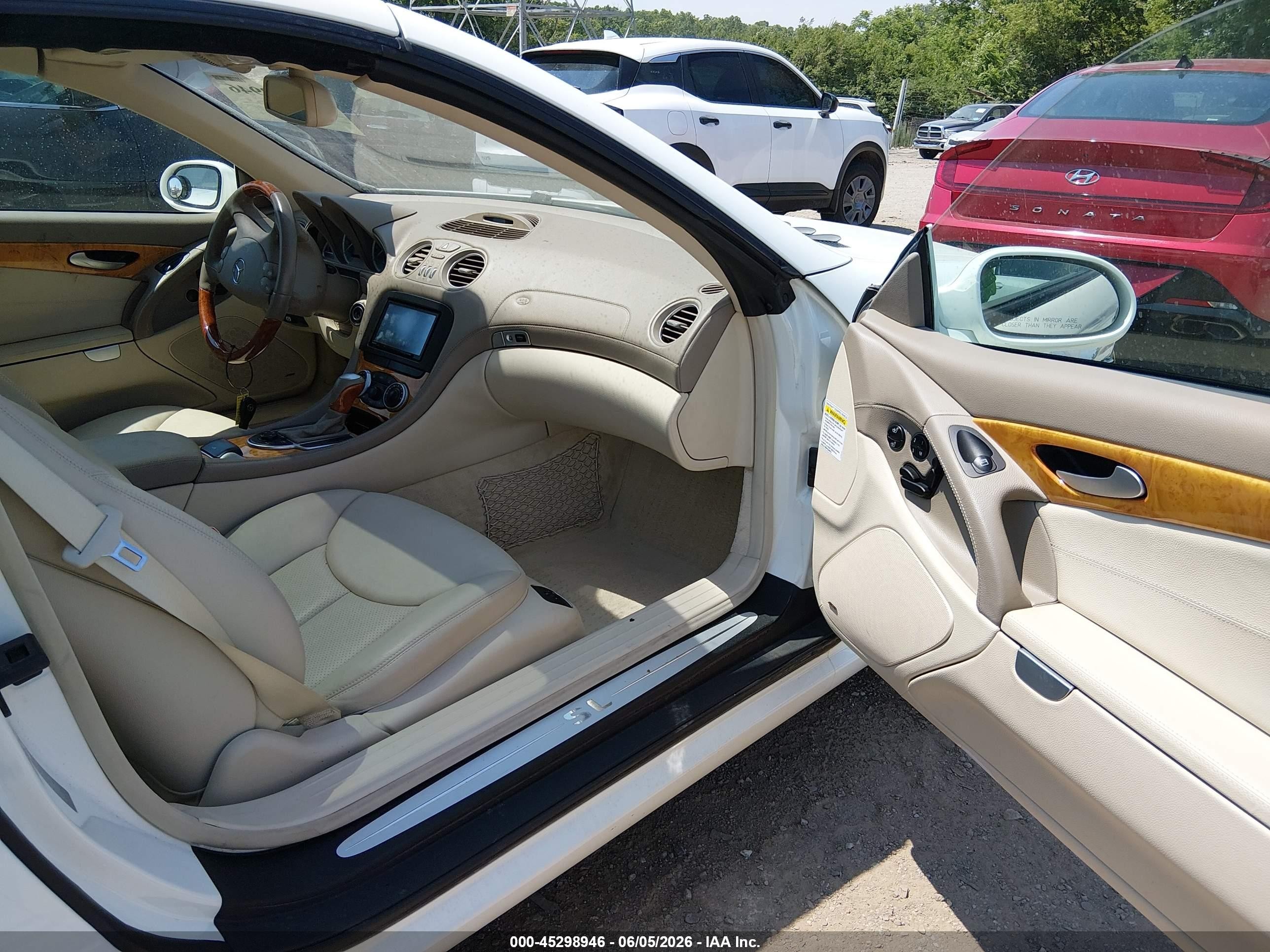2003 Mercedes-benz Sl 500   White vin: WDBSK75F33F058483